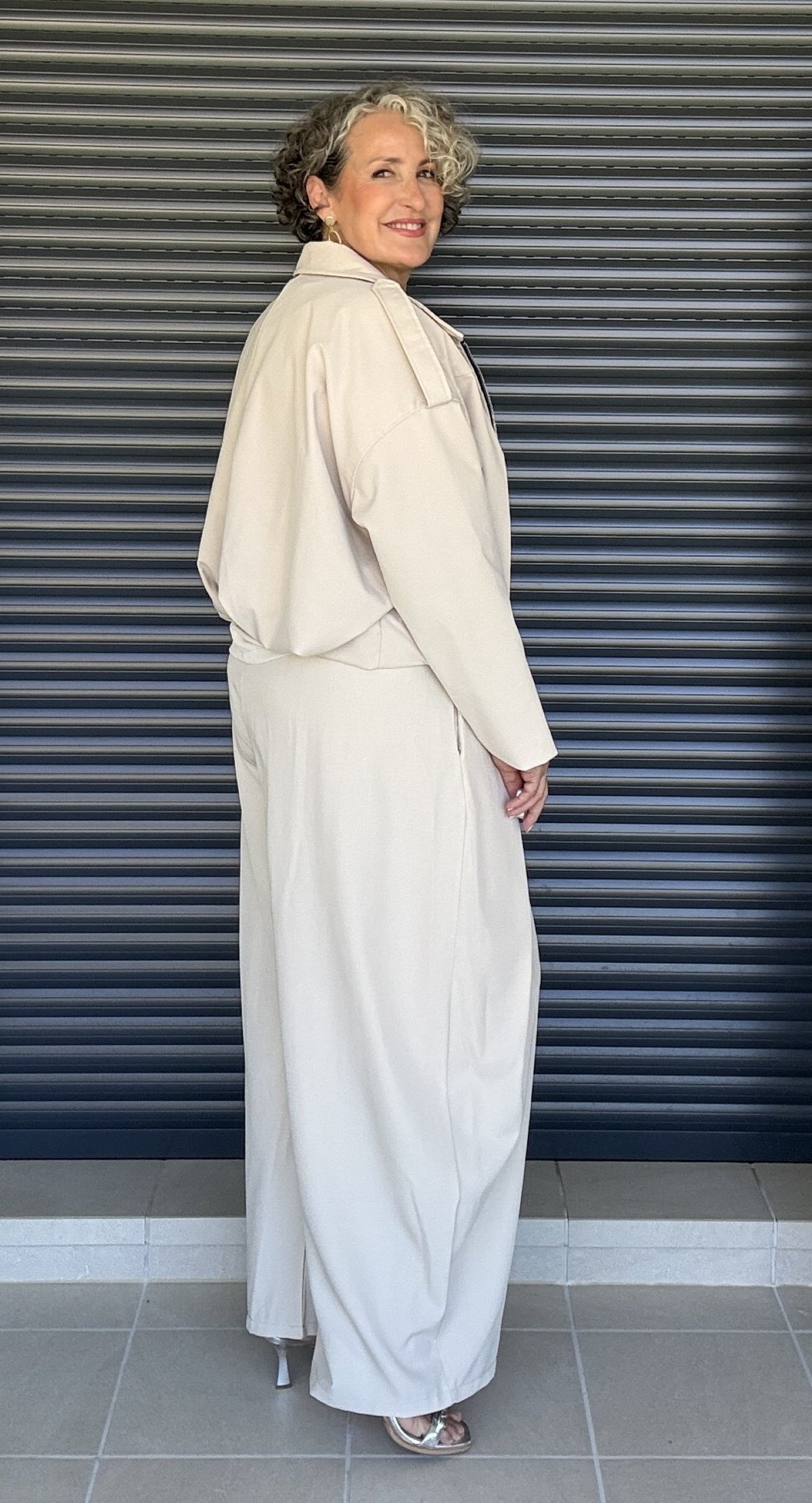 Pantalón ancho pinzas crema - look completo con bomber