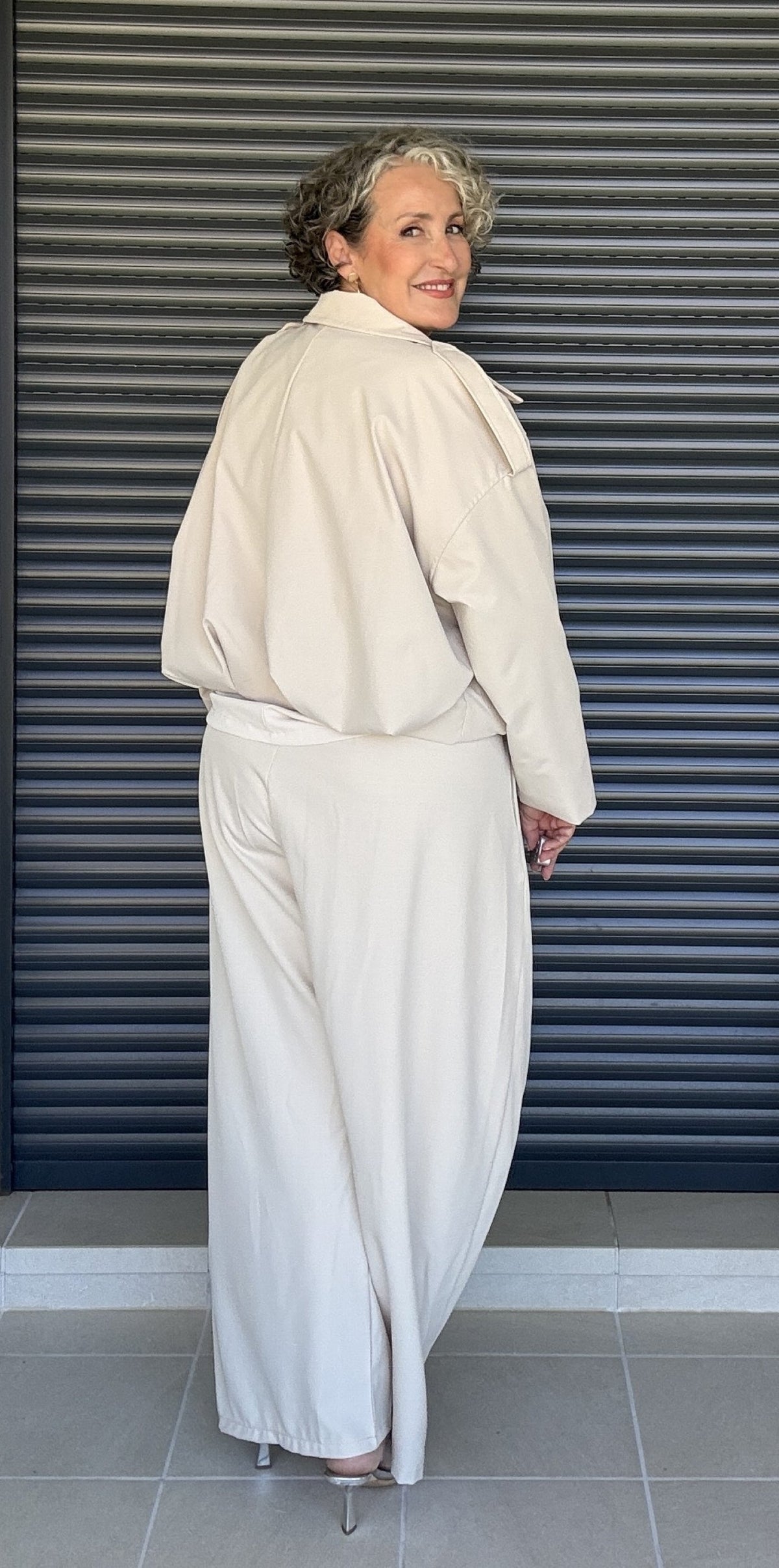 Pantalón ancho pinzas crema - vista trasera