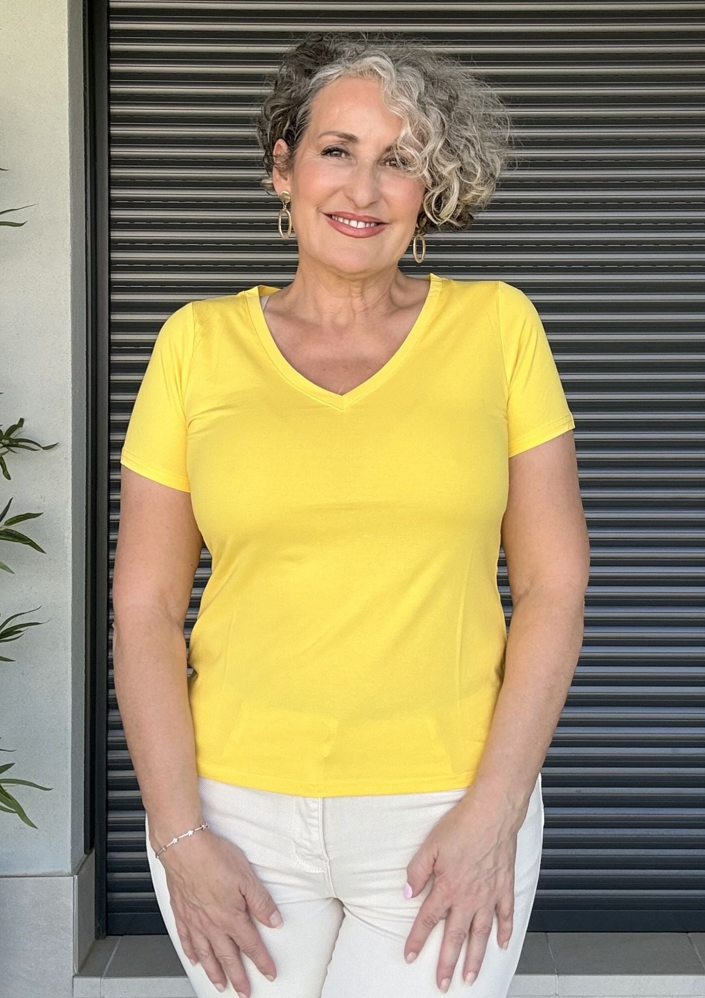 Camiseta Básica Amarilla Escote en V