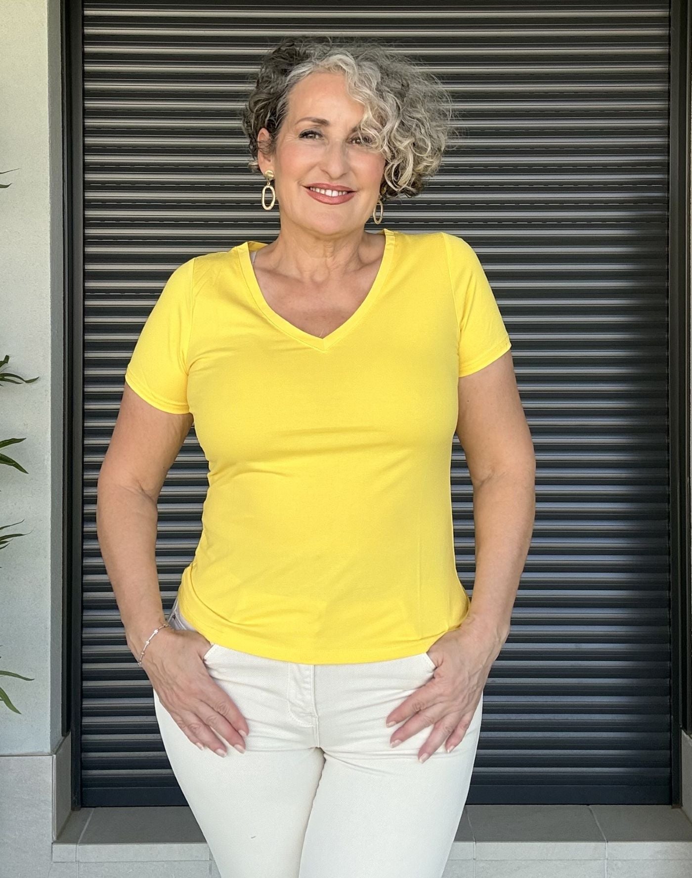 Camiseta Básica Amarilla Escote en V