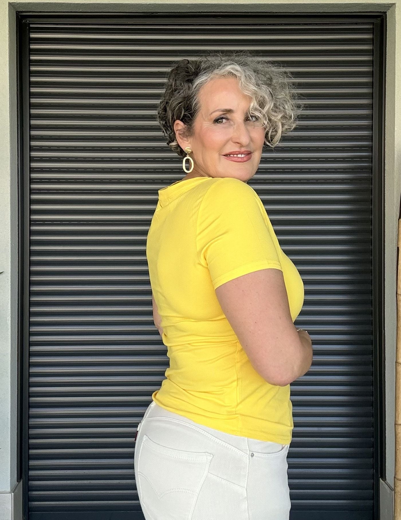 Camiseta Básica Amarilla Escote en V