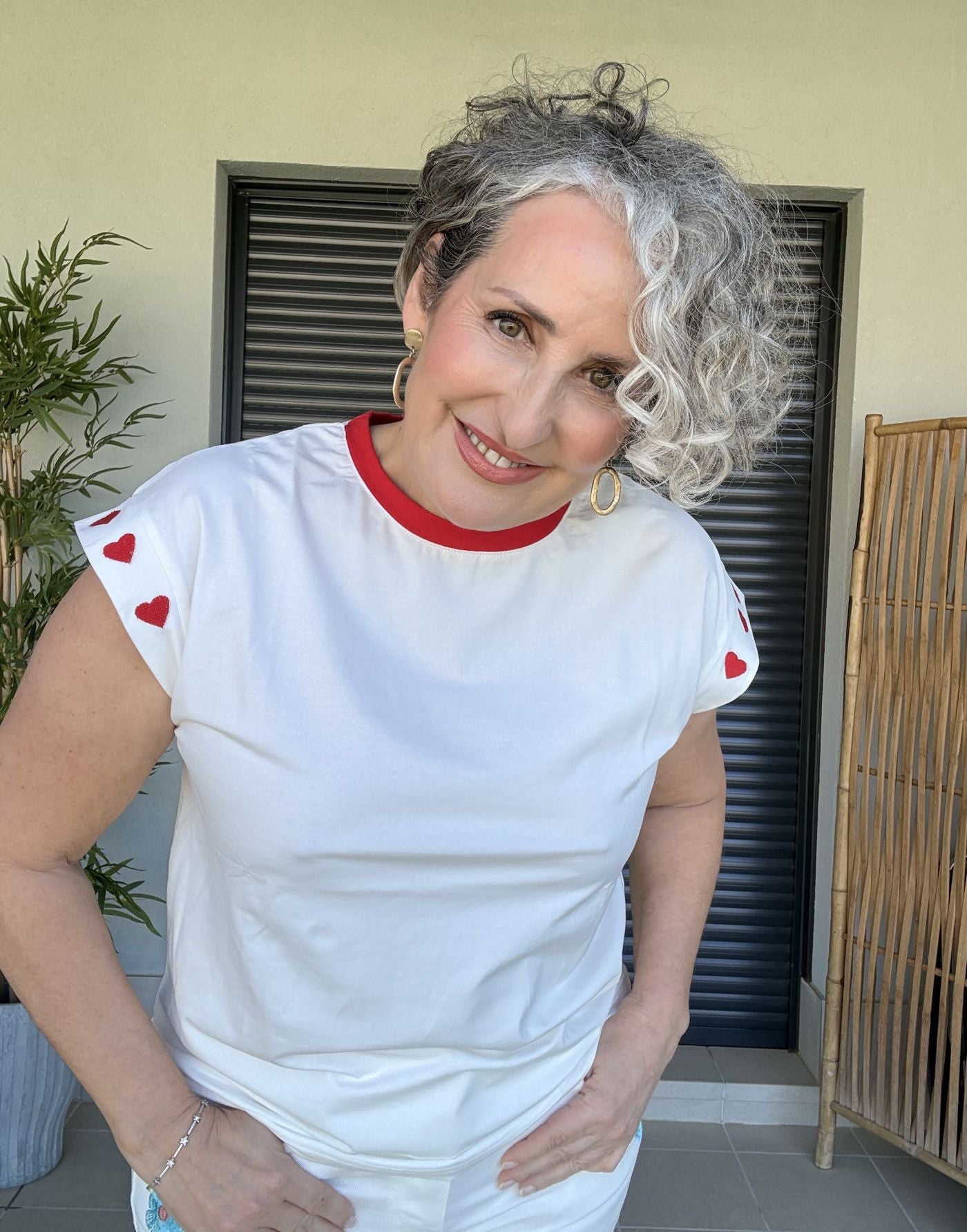 Camiseta Blanca Cuello Caja con Ribete Rojo y Corazones Bordados en Mangas