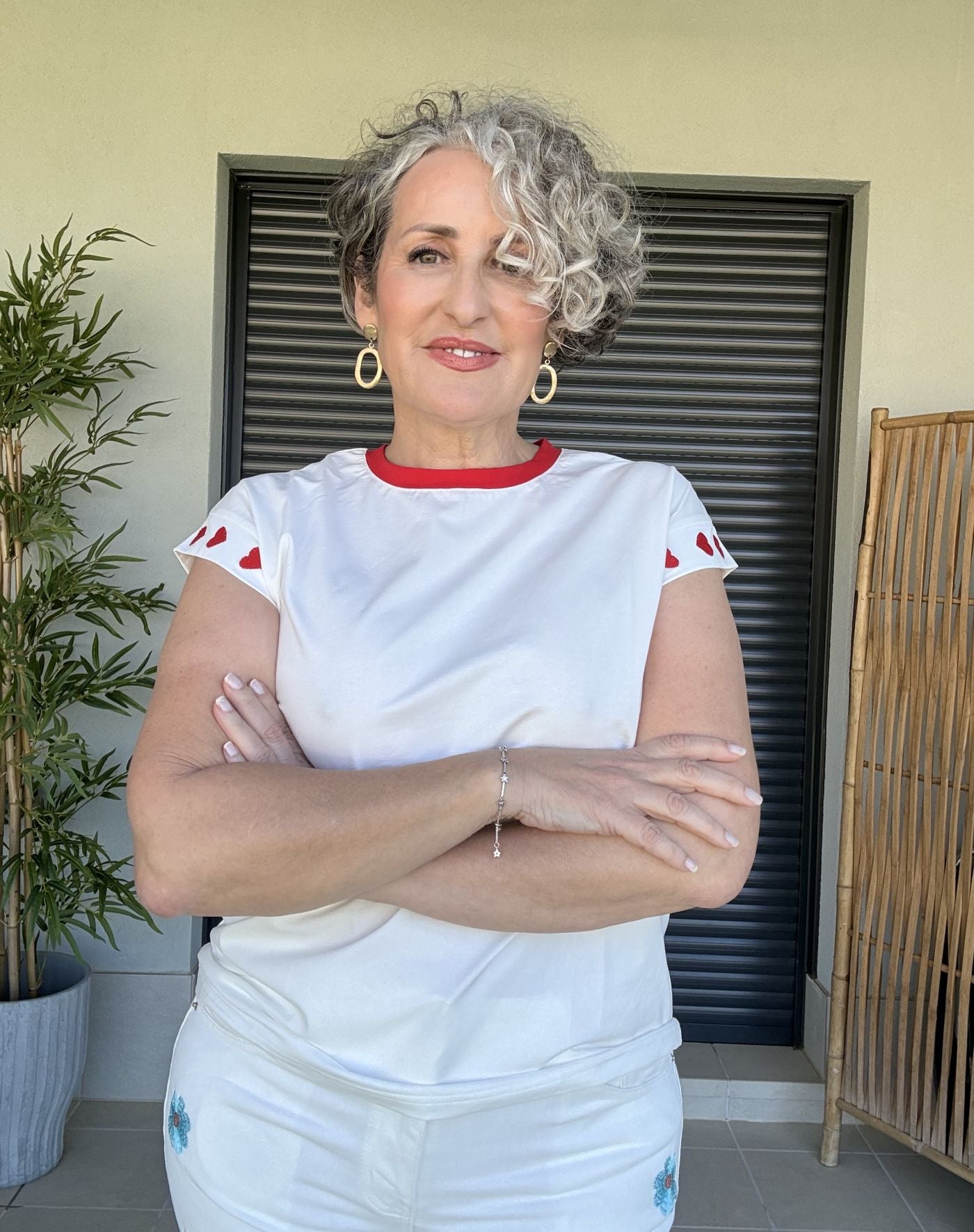Camiseta Blanca Cuello Caja con Ribete Rojo y Corazones Bordados en Mangas