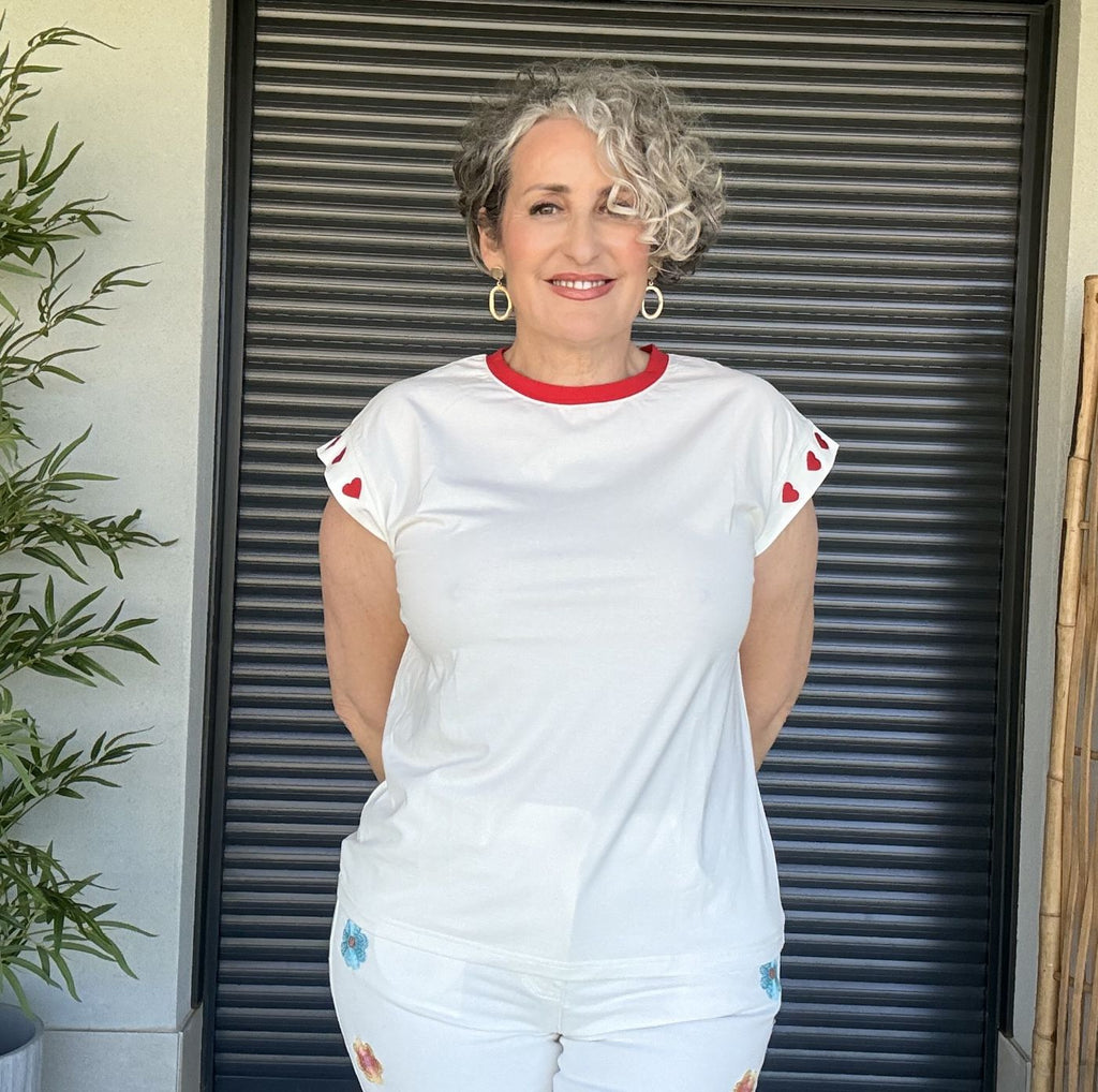 Camiseta Blanca Cuello Caja con Ribete Rojo y Corazones Bordados en Mangas