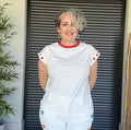 Camiseta Blanca Cuello Caja con Ribete Rojo y Corazones Bordados en Mangas