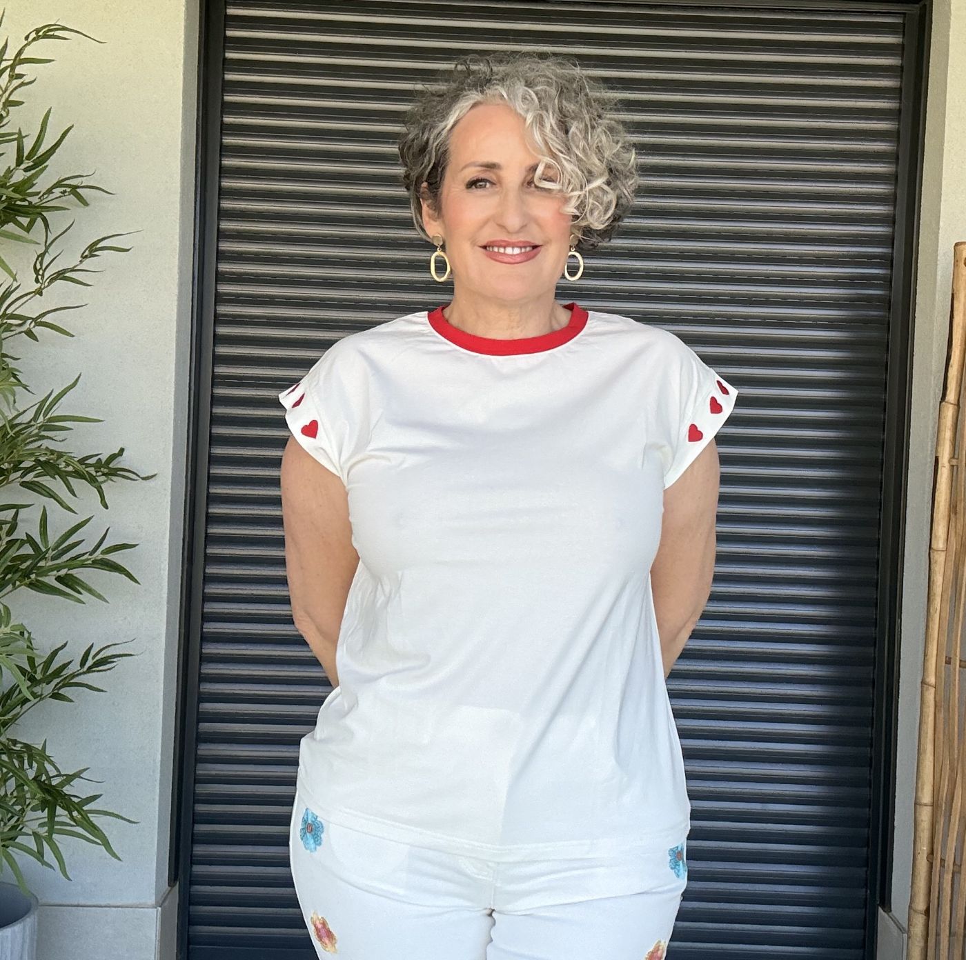 Camiseta Básica Blanca Corazones Bordados