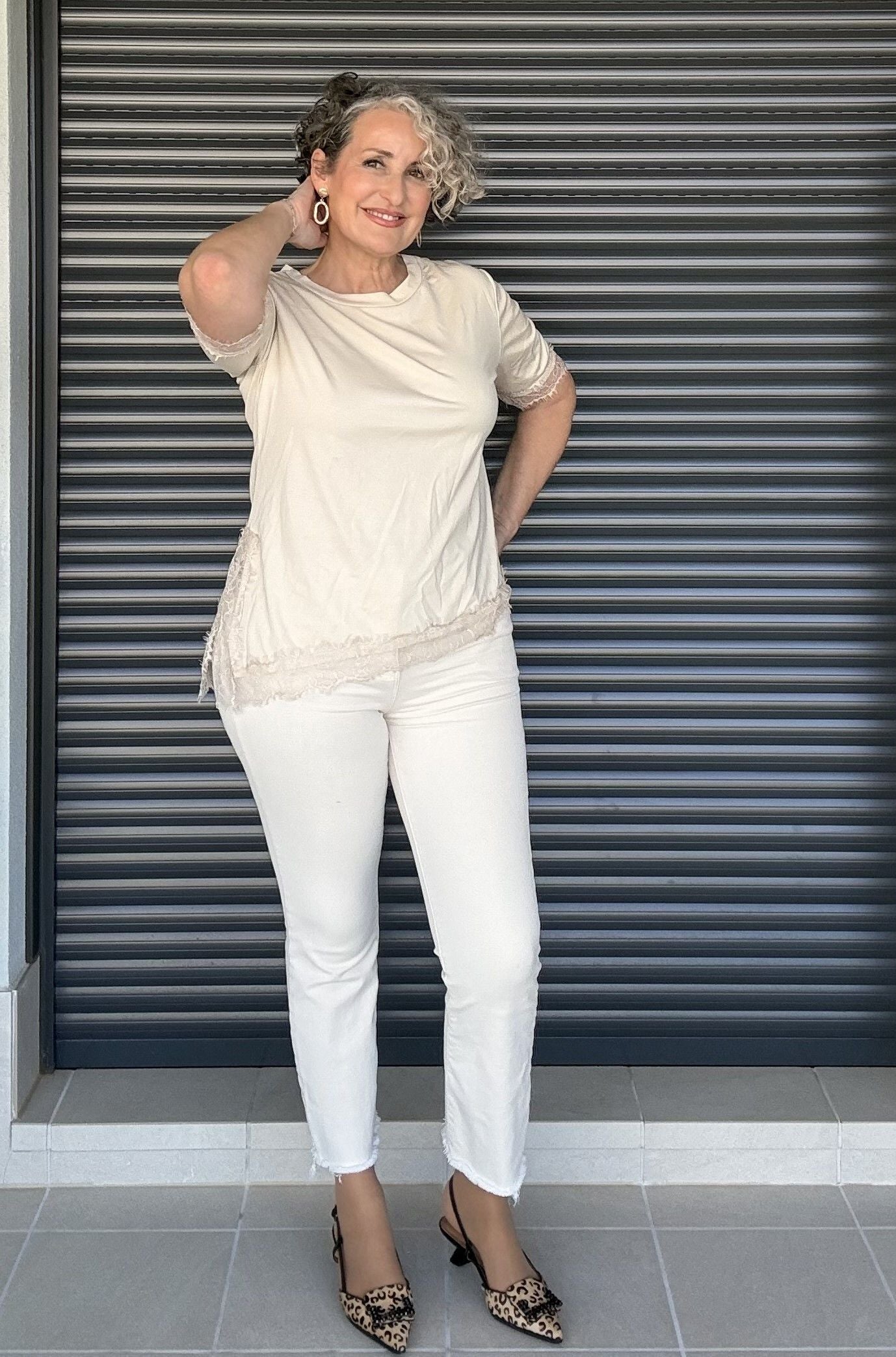 Camiseta Beige Cuello Caja con Encaje