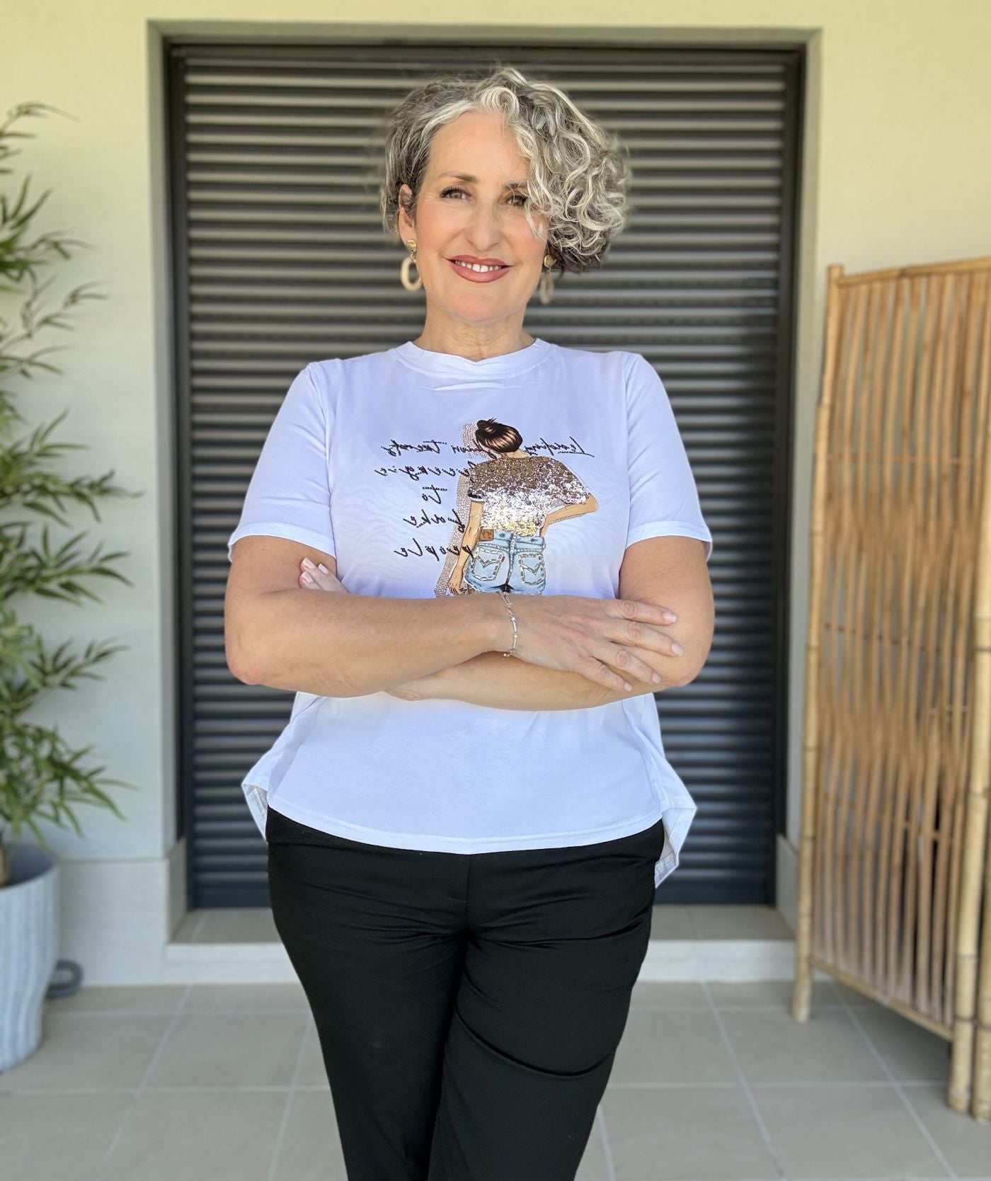 Camiseta Blanca Estampado Muñeca con Encaje en Espalda