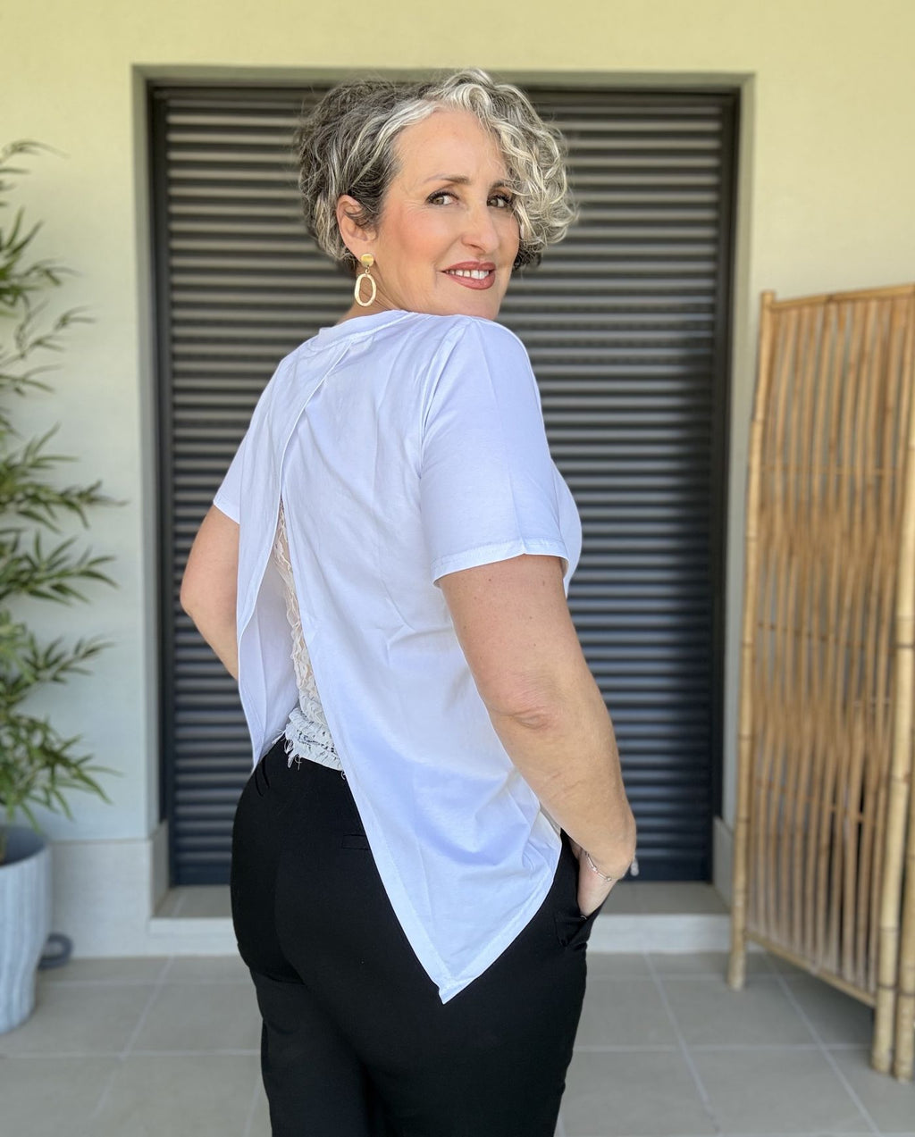Camiseta Blanca Estampado Muñeca con Encaje en Espalda