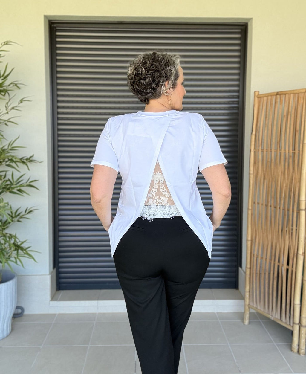 Camiseta Blanca Estampado Muñeca con Encaje en Espalda