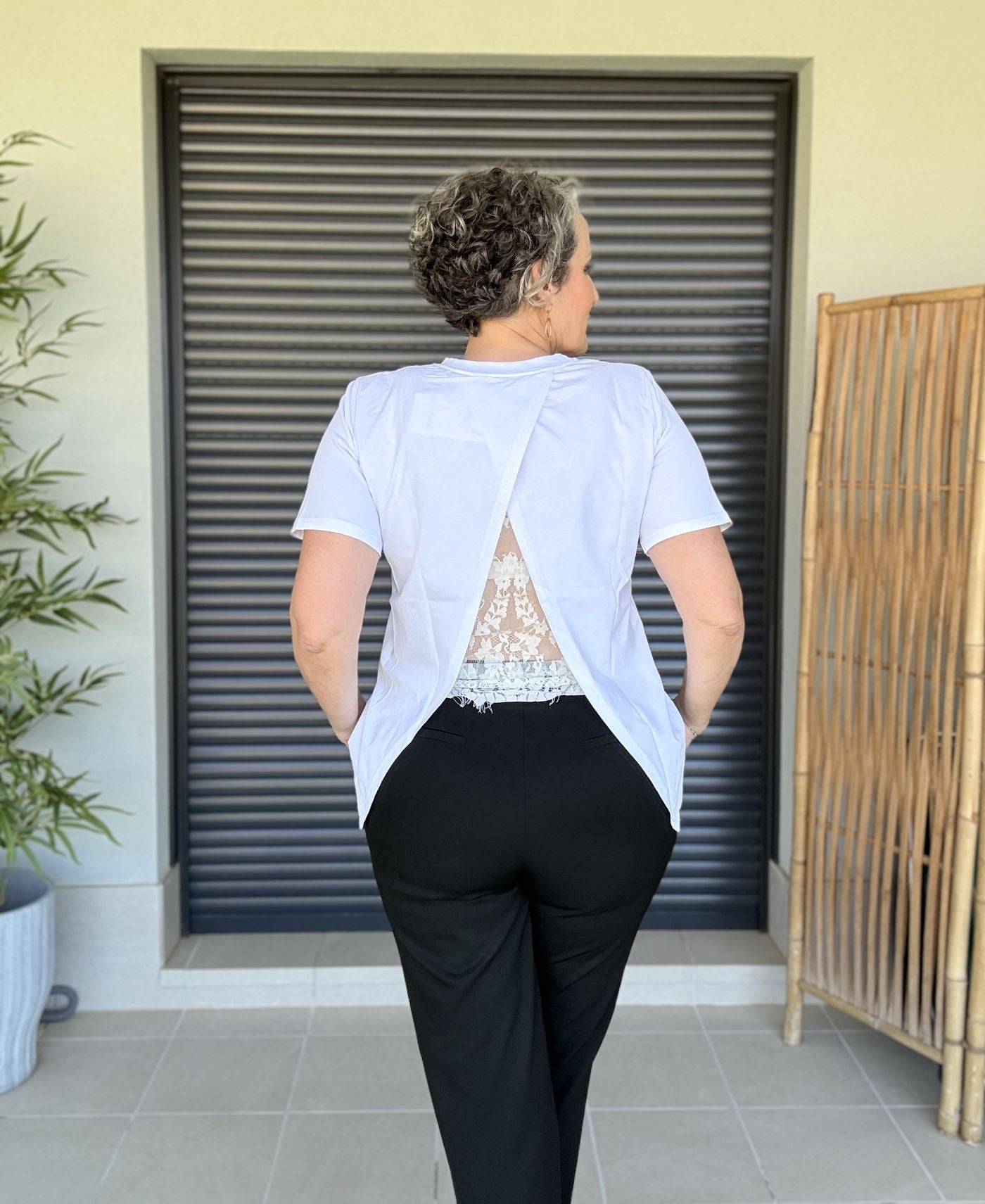 Camiseta Blanca Estampado Muñeca con Encaje en Espalda