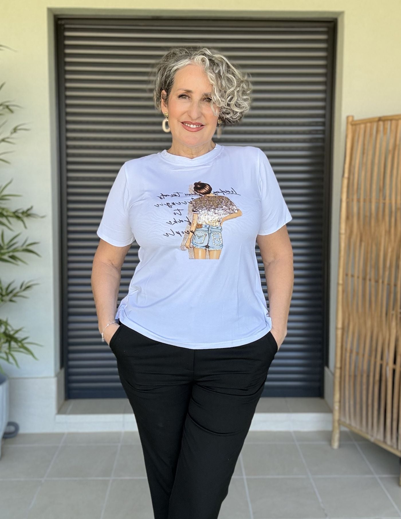 Camiseta Blanca Estampado Muñeca con Encaje en Espalda
