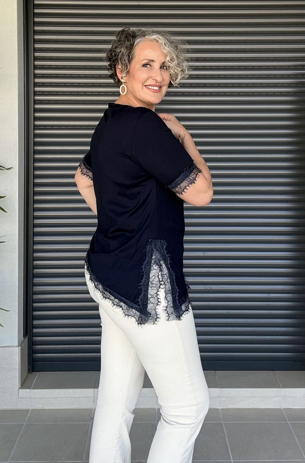 Camiseta Azul Marino Cuello Caja con Encaje
