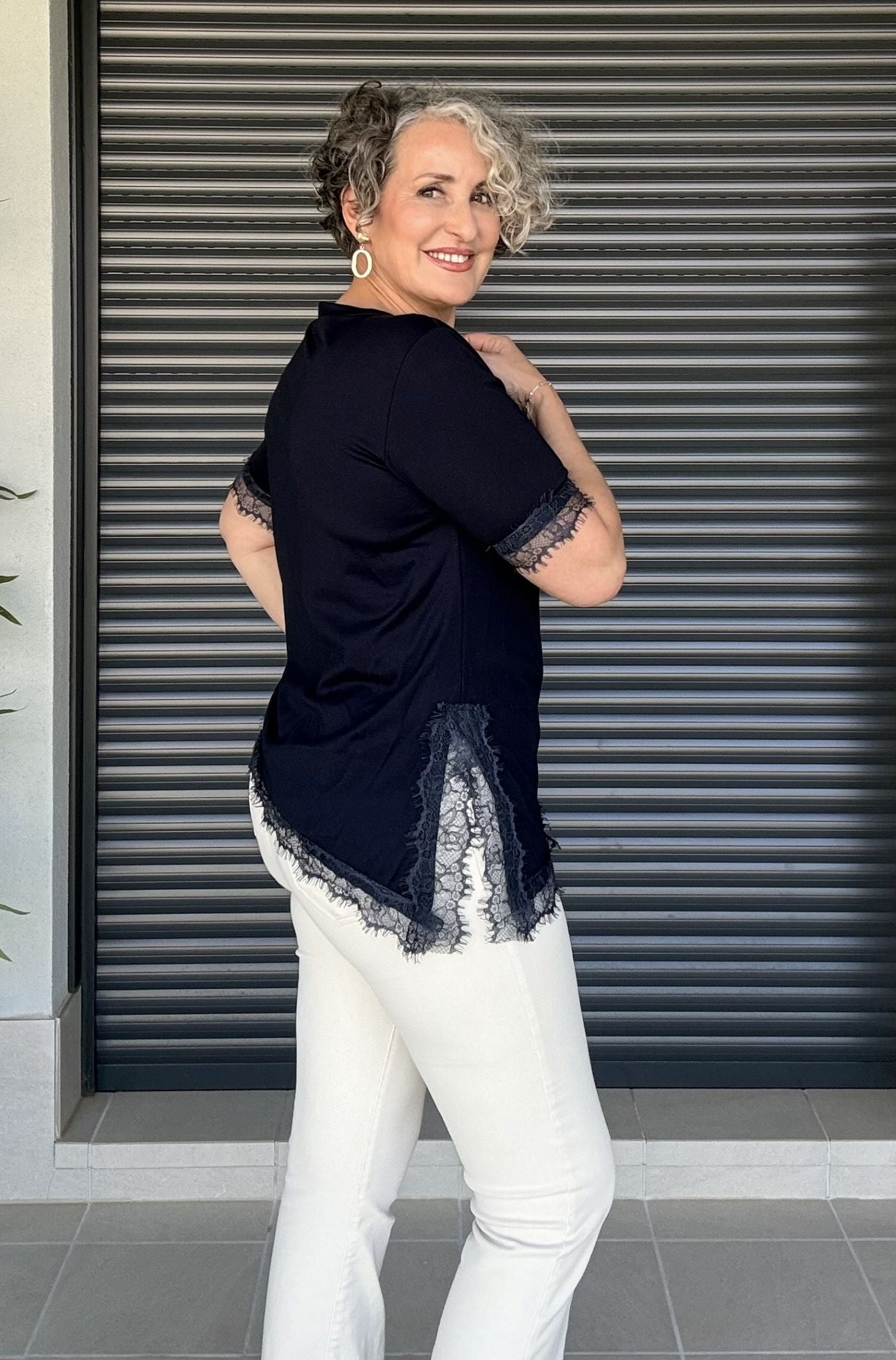 Camiseta Azul Marino Cuello Caja con Encaje