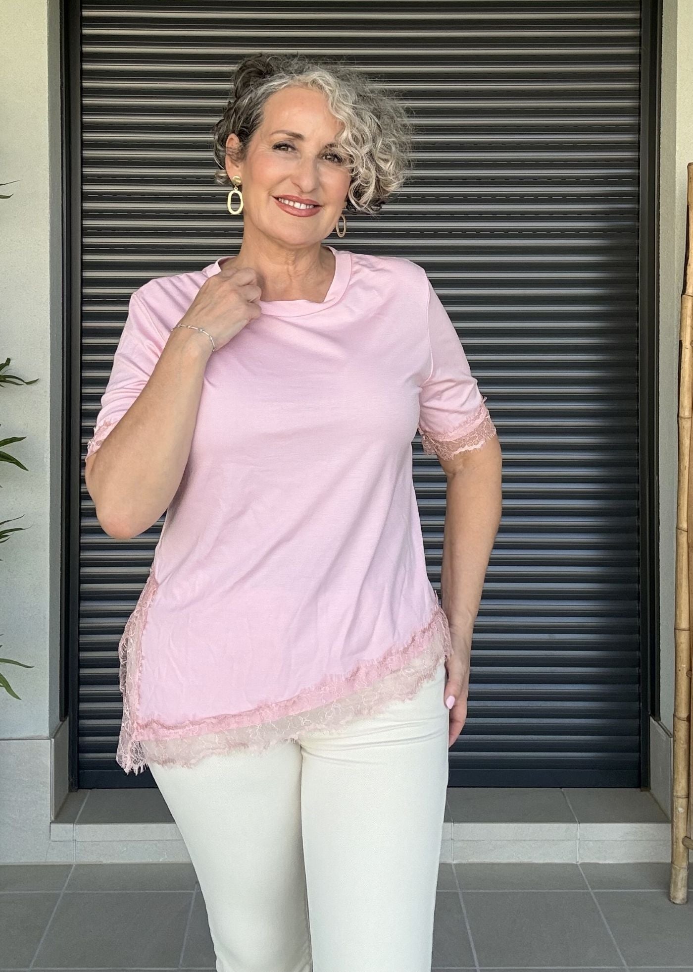 Camiseta Rosa Cuello Caja con Encaje