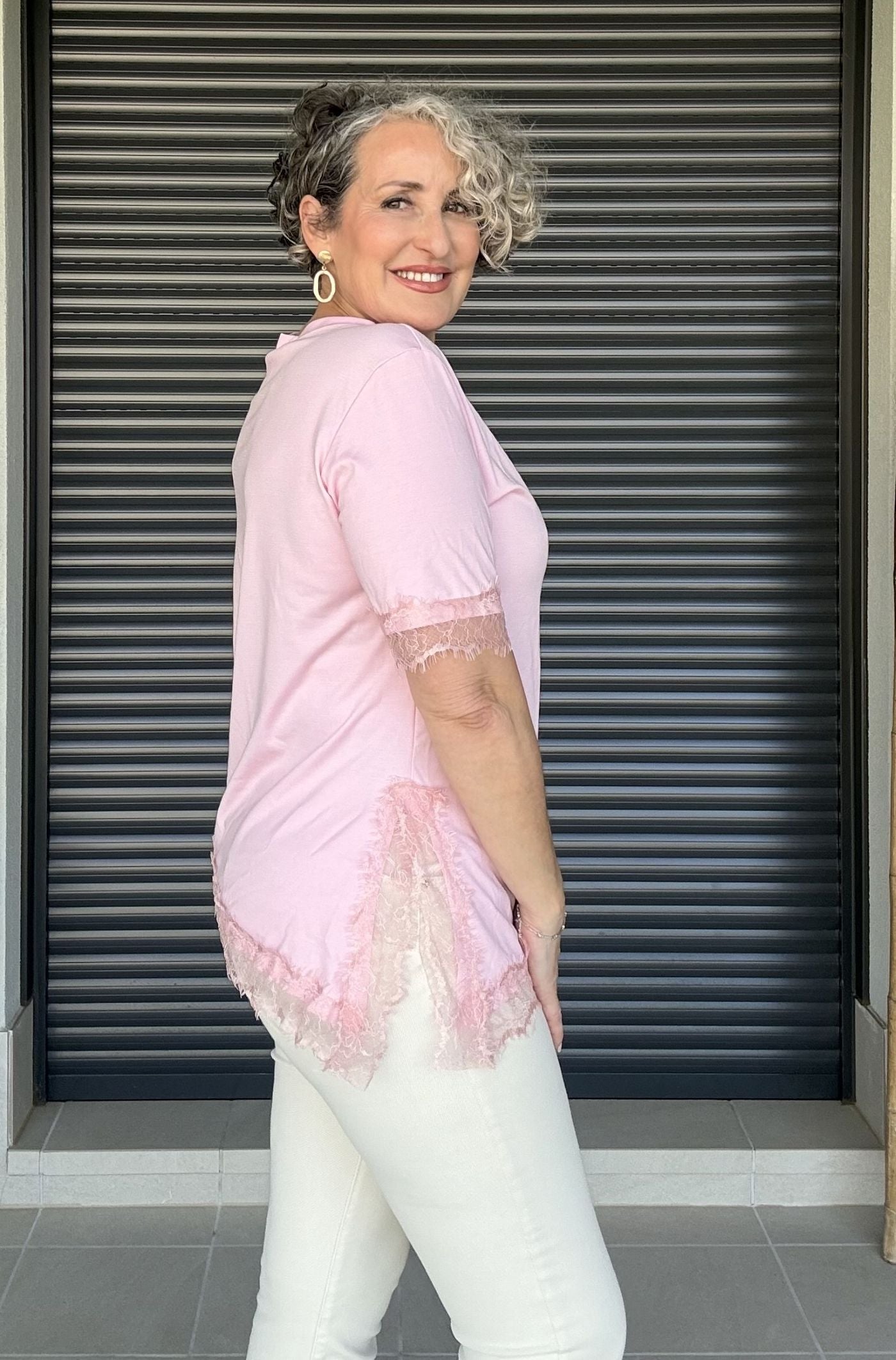 Camiseta Rosa Cuello Caja con Encaje