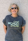 Camiseta Stone Wash Gris "One Woman Show"