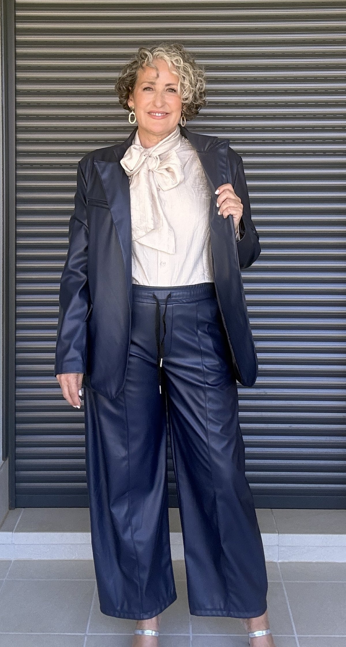Pantalón ancho polipiel azul marino - vista frontal con chaqueta
