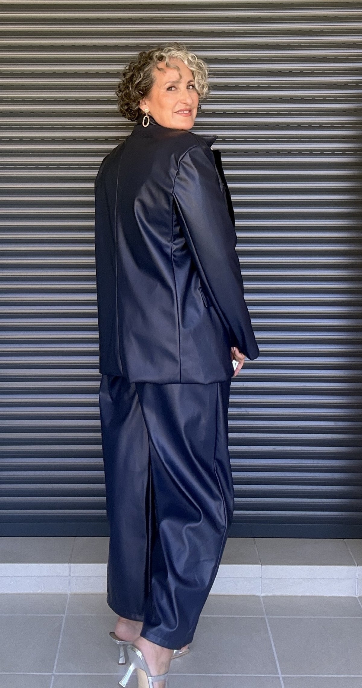 Pantalón ancho polipiel azul marino - vista trasera con chaqueta