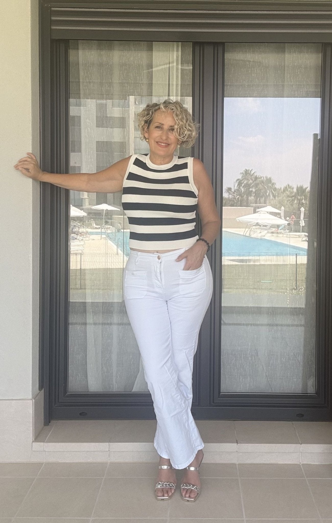 Pantalón vaquero pata ancha con campana - Color blanco - Siro Modas