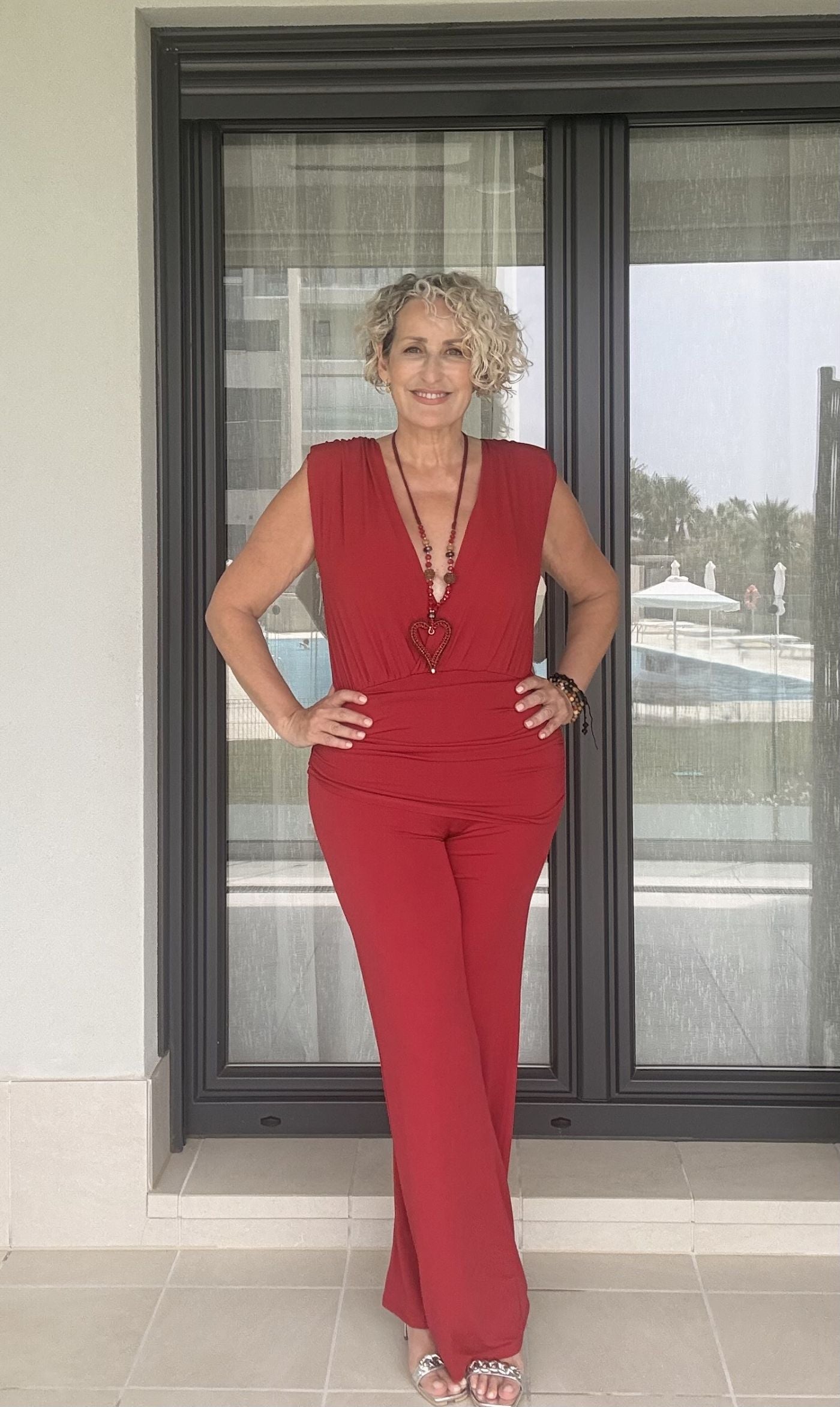 Mono Rojo Palazzo Escote en V con Hombreras y Drapeado en Cintura