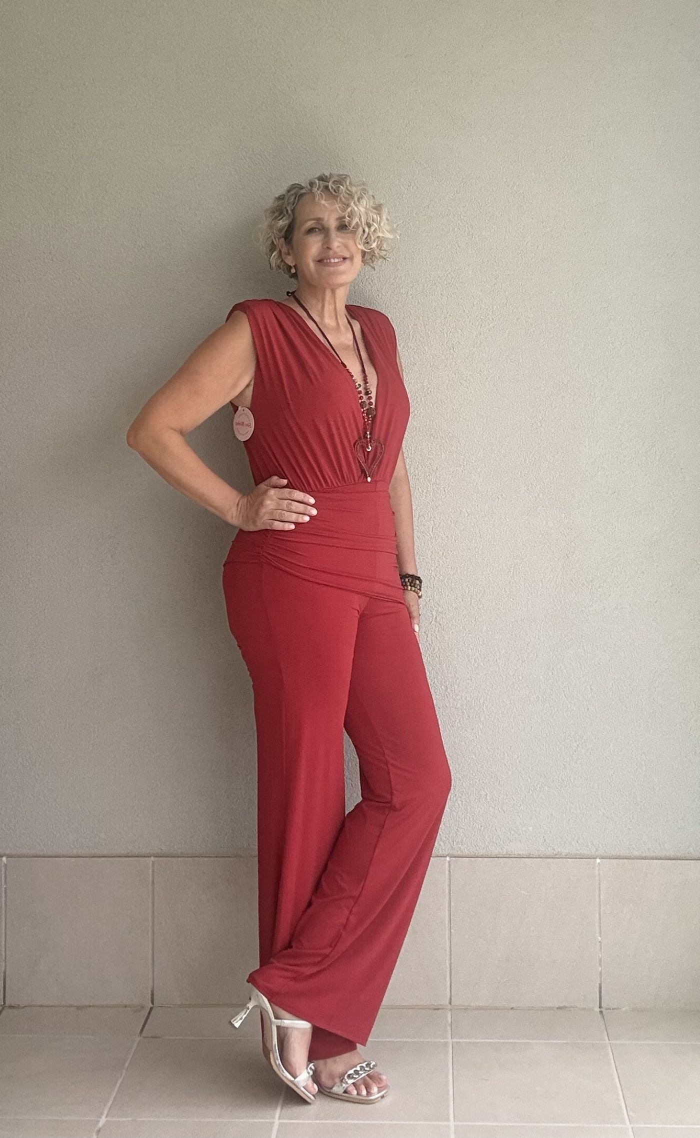 Mono Rojo Palazzo Escote en V con Hombreras y Drapeado en Cintura
