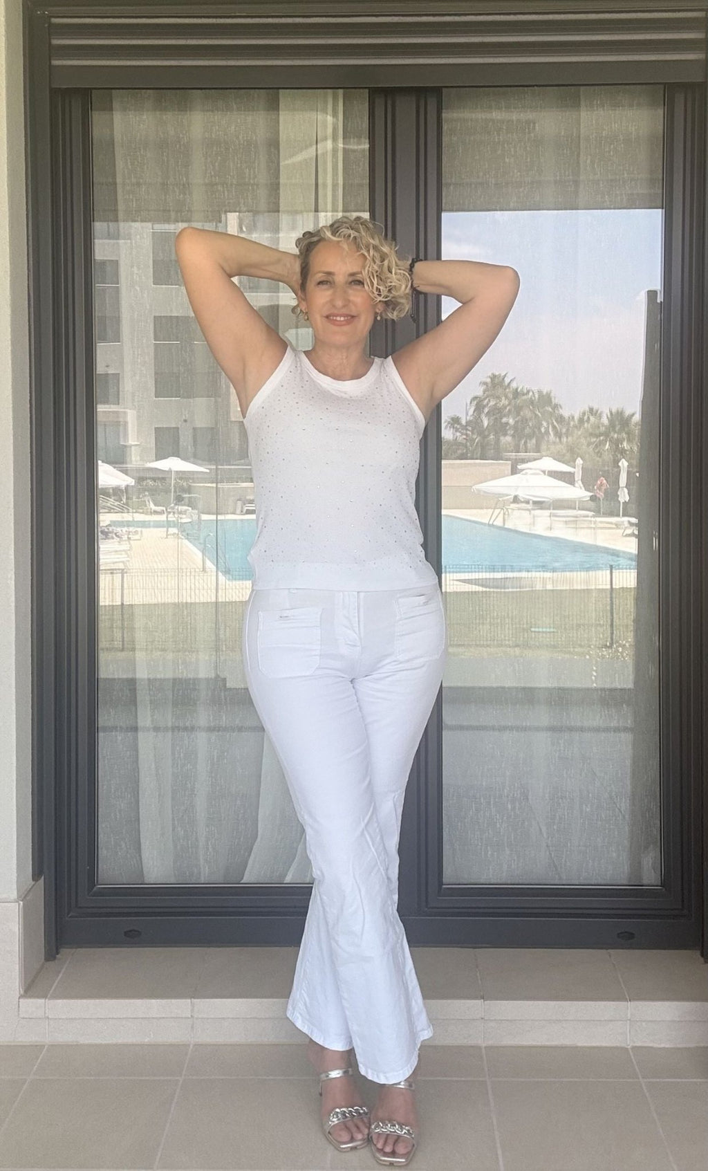 Pantalón vaquero pata ancha con campana - Color blanco - Siro Modas