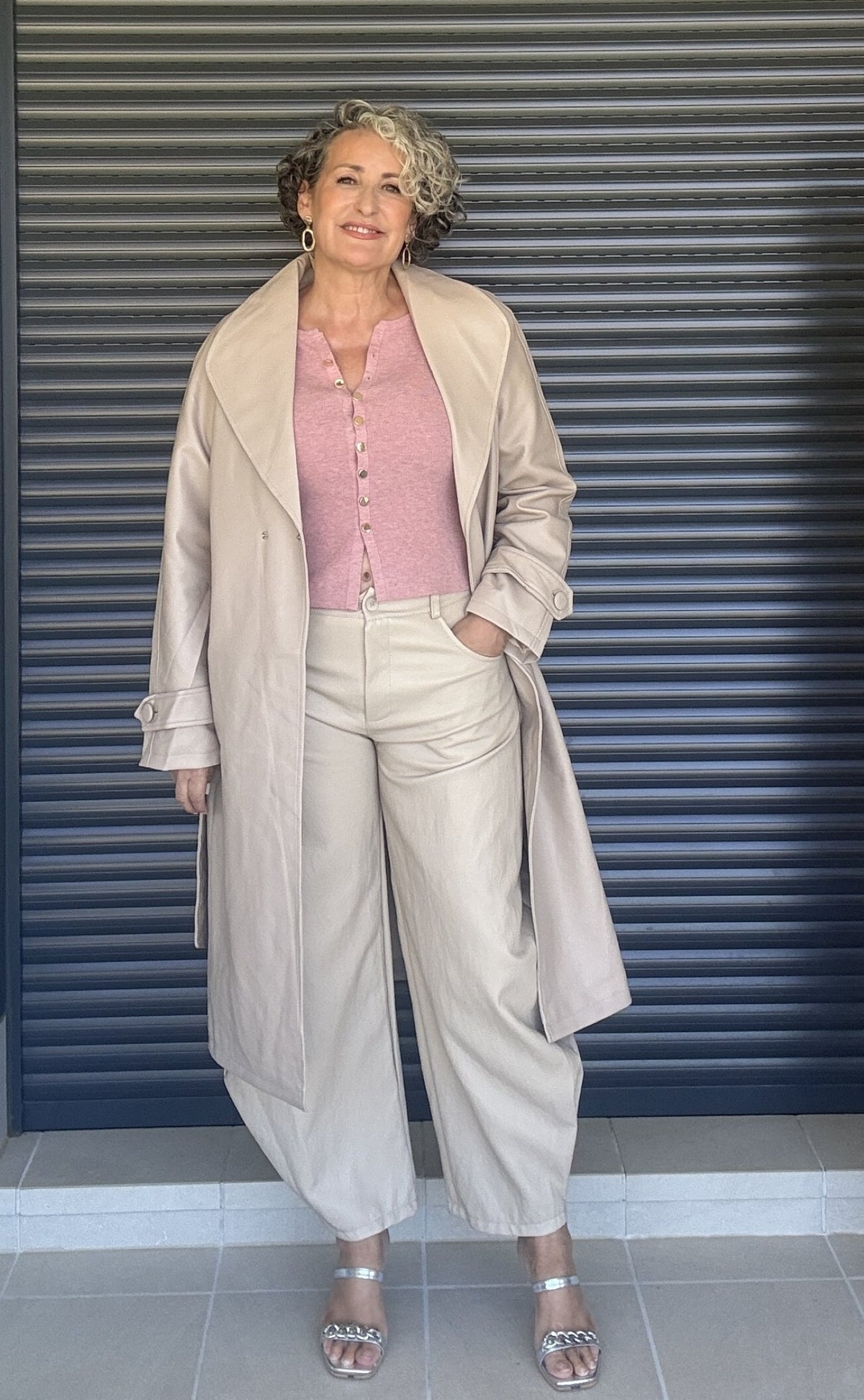 Pantalón globo polipiel crema - look completo con gabardina