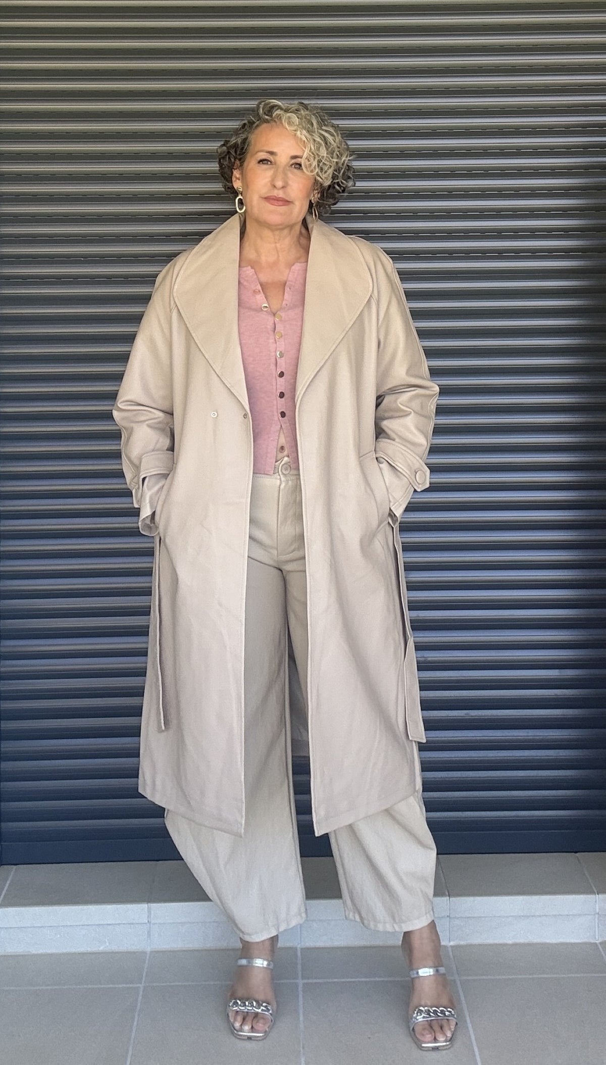 Gabardina polipiel crema - look completo frontal con pantalón polipiel