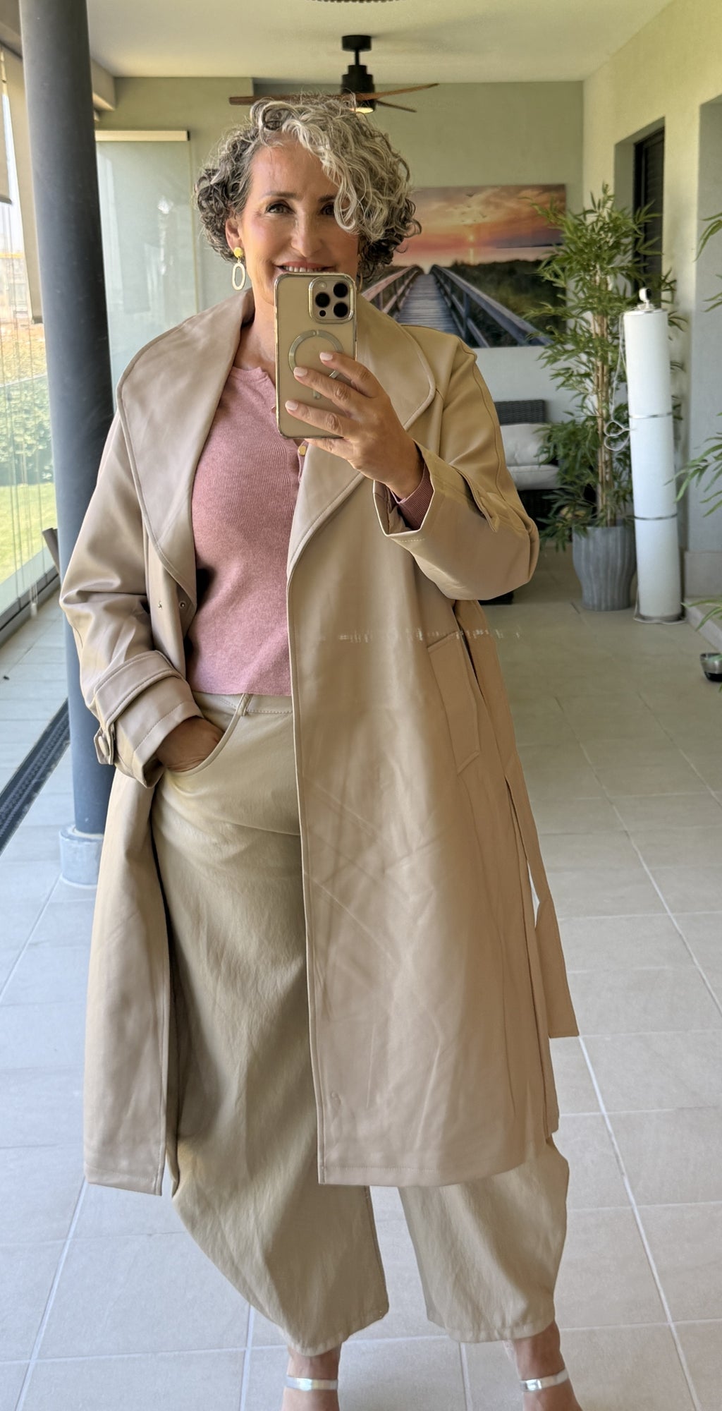 Gabardina polipiel crema - vista trasera con pantalón negro