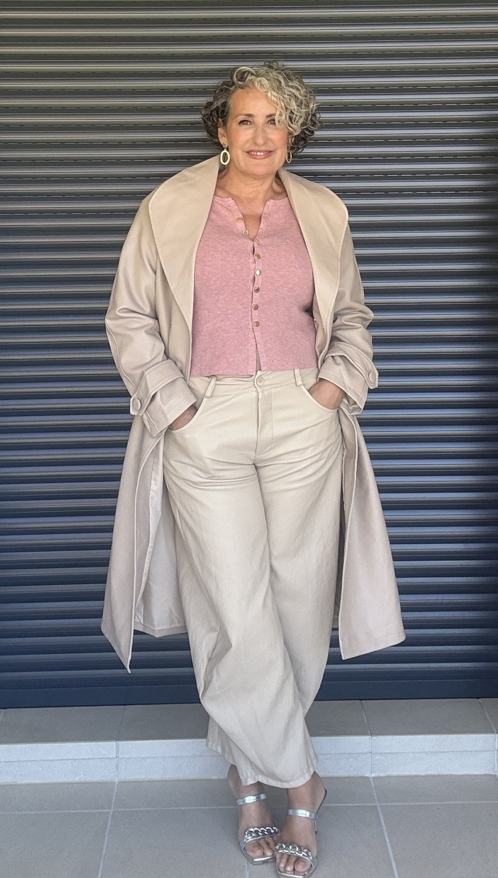 Pantalón globo polipiel crema - look con gabardina beige