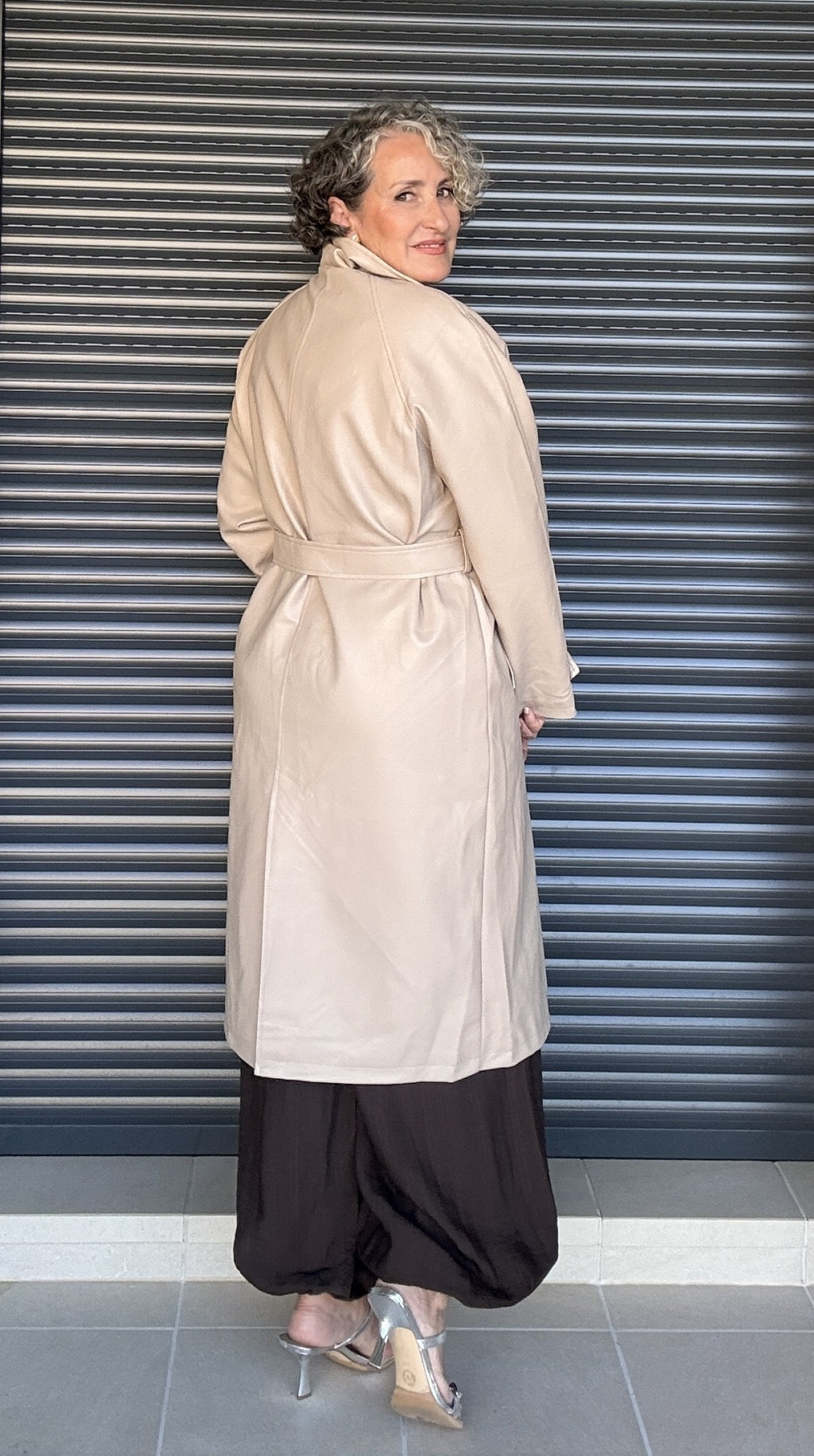 Gabardina polipiel crema - detalle cuello solapa