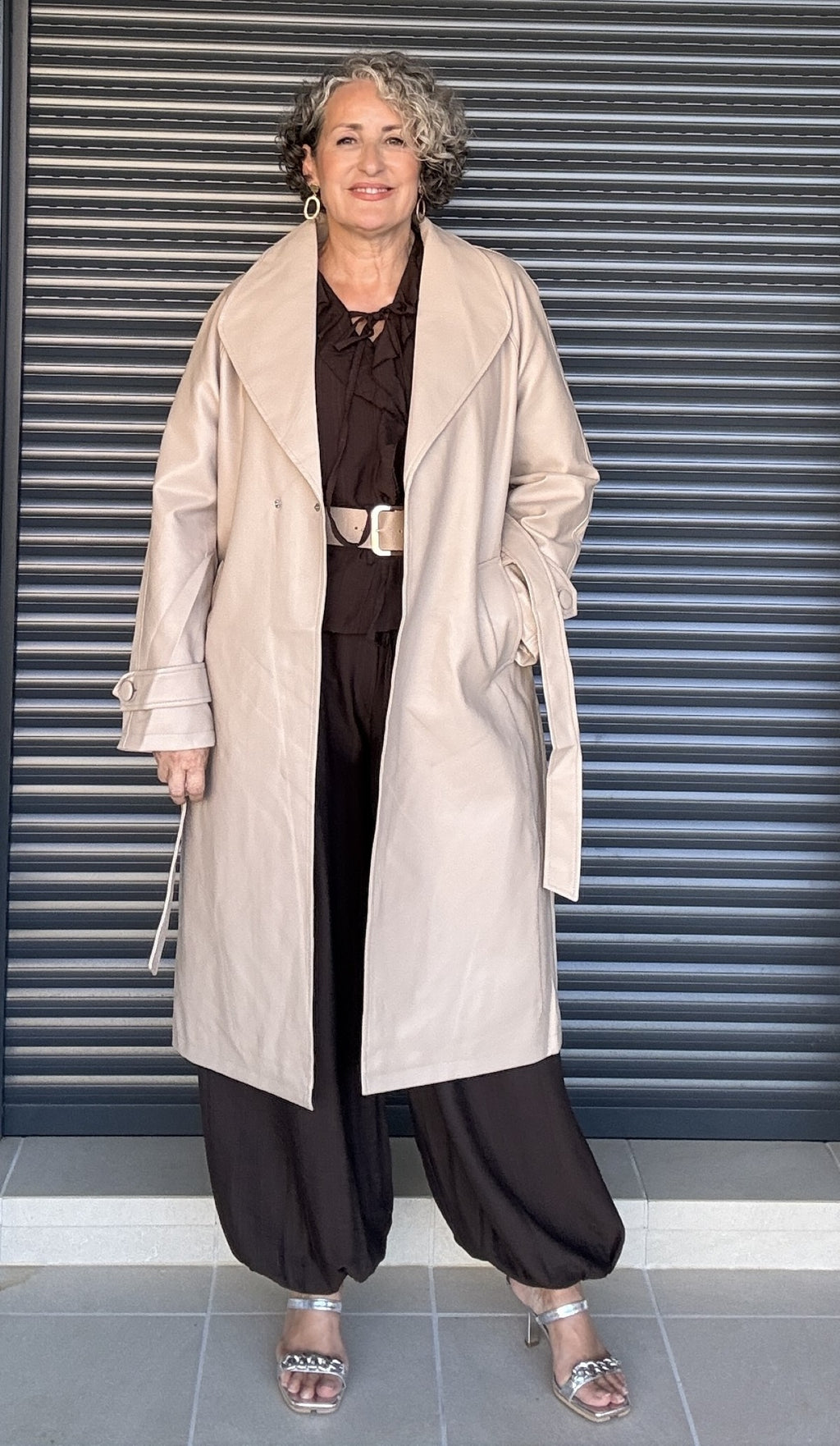 Gabardina polipiel crema - look lateral