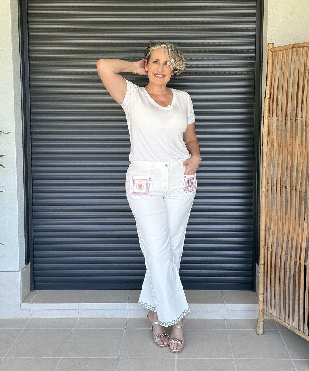 Jean Wide Leg Blanco Tiro Alto con Bolsillos Bordados Artesanales