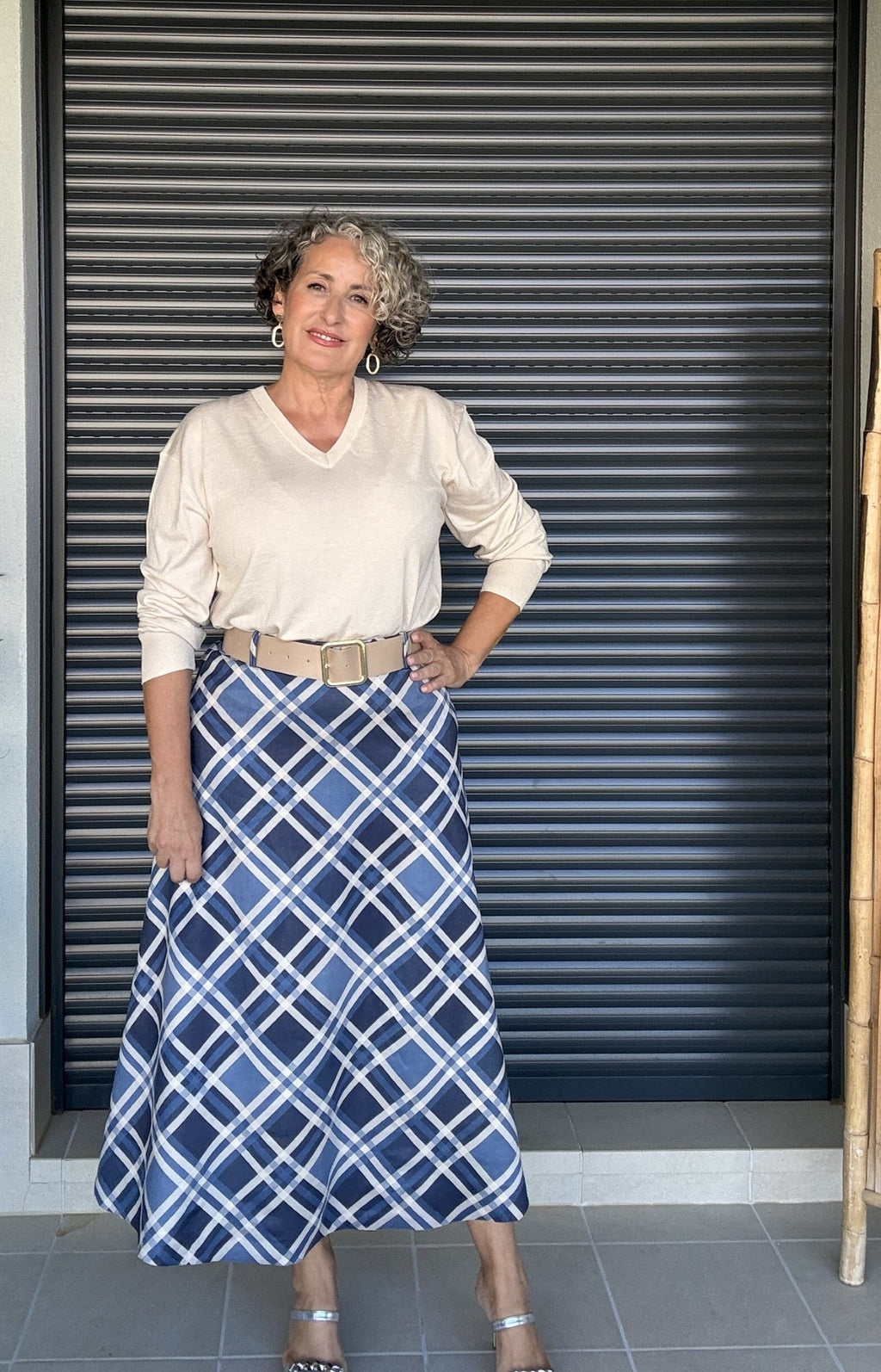 Falda antelina cuadros celeste - look completo