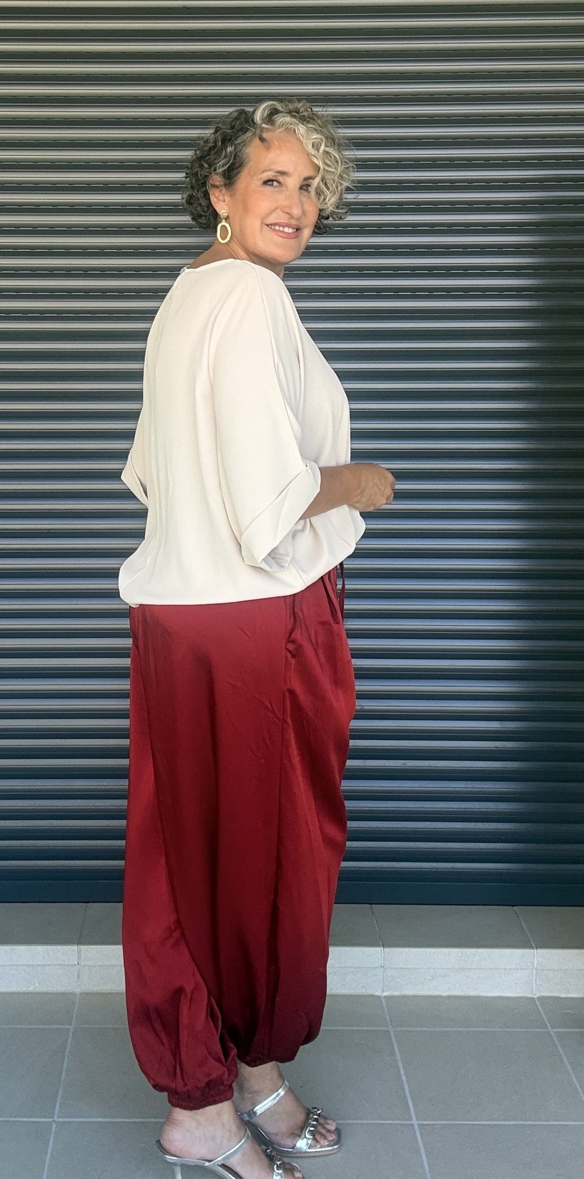 Pantalón bombacho satinado burdeos - vista trasera