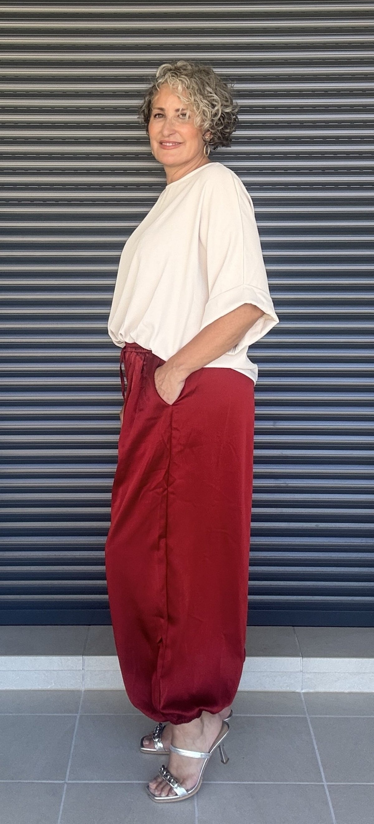 Pantalón bombacho satinado burdeos - vista lateral