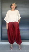 Pantalón bombacho satinado burdeos - vista frontal