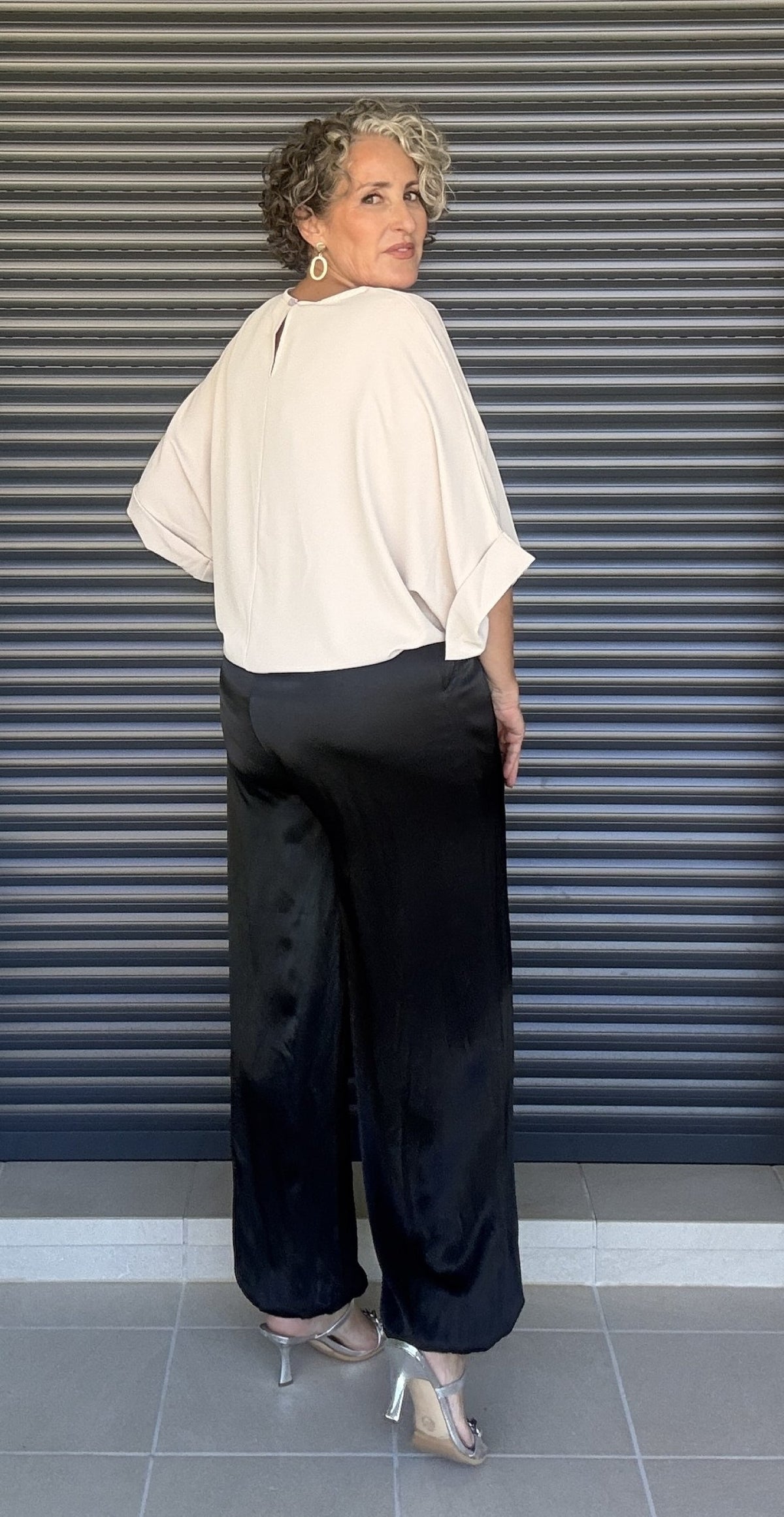 Pantalón bombacho satinado negro - vista trasera