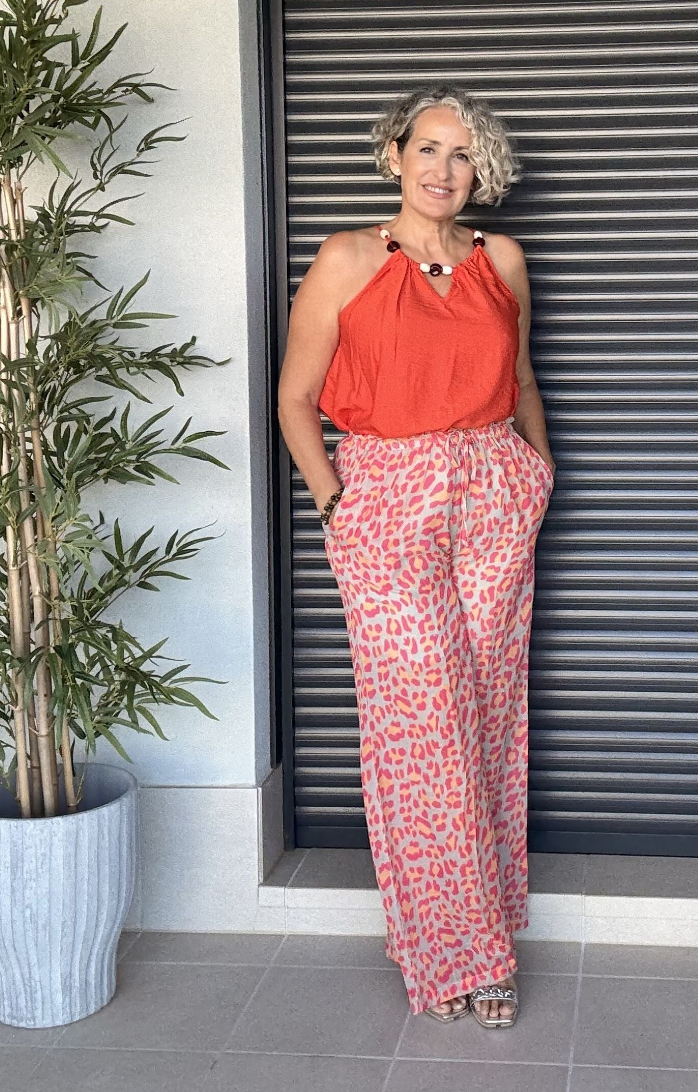Pantalón Fluido Estampado Taupe con Naranja y Rojo, Cintura Engomada con Lazo