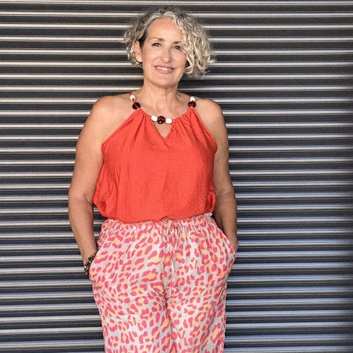 Blusa Halter Sin Mangas con Abalorios Decorativos en Tonos de Temporada