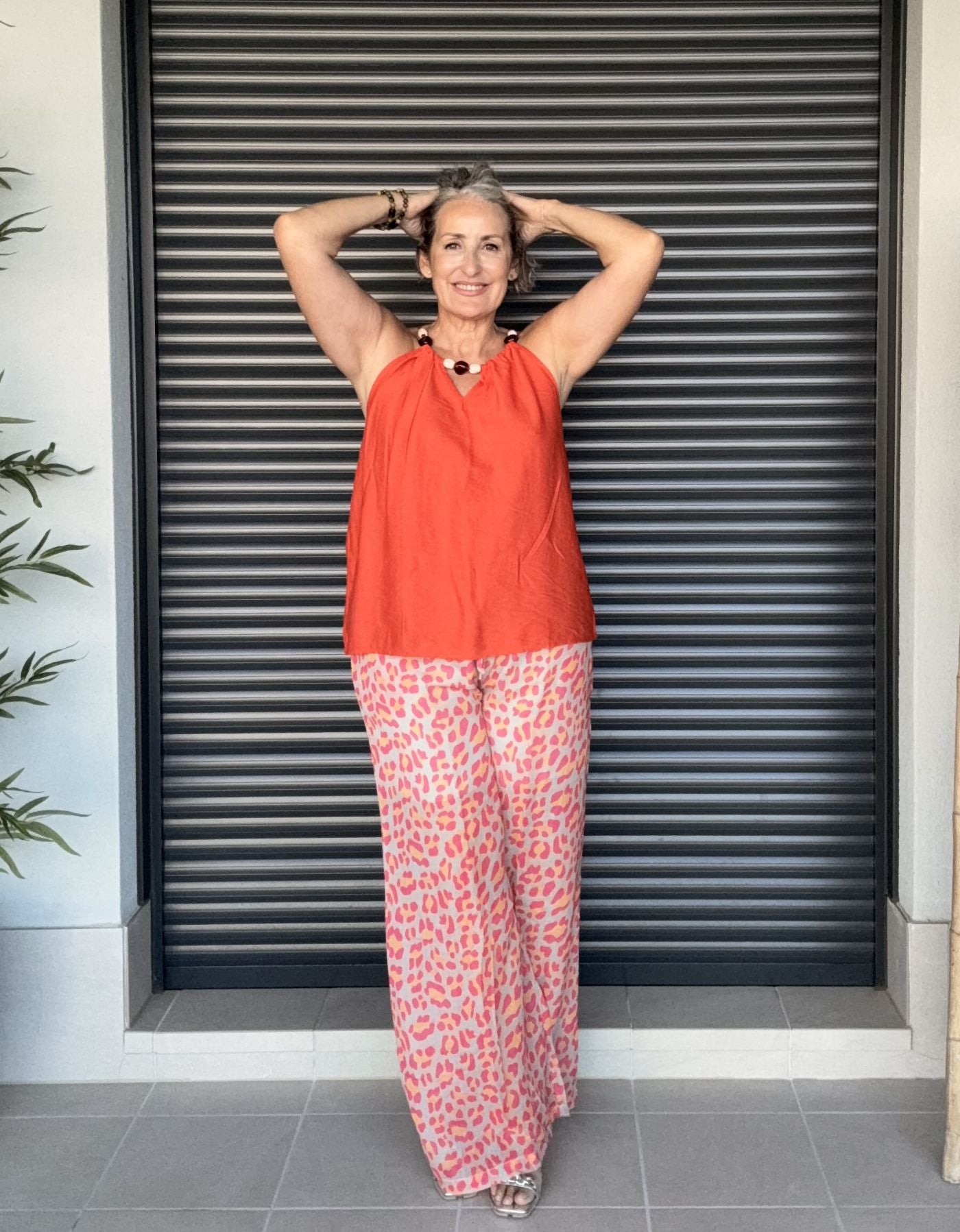 Pantalón Fluido Estampado Taupe con Naranja y Rojo, Cintura Engomada con Lazo