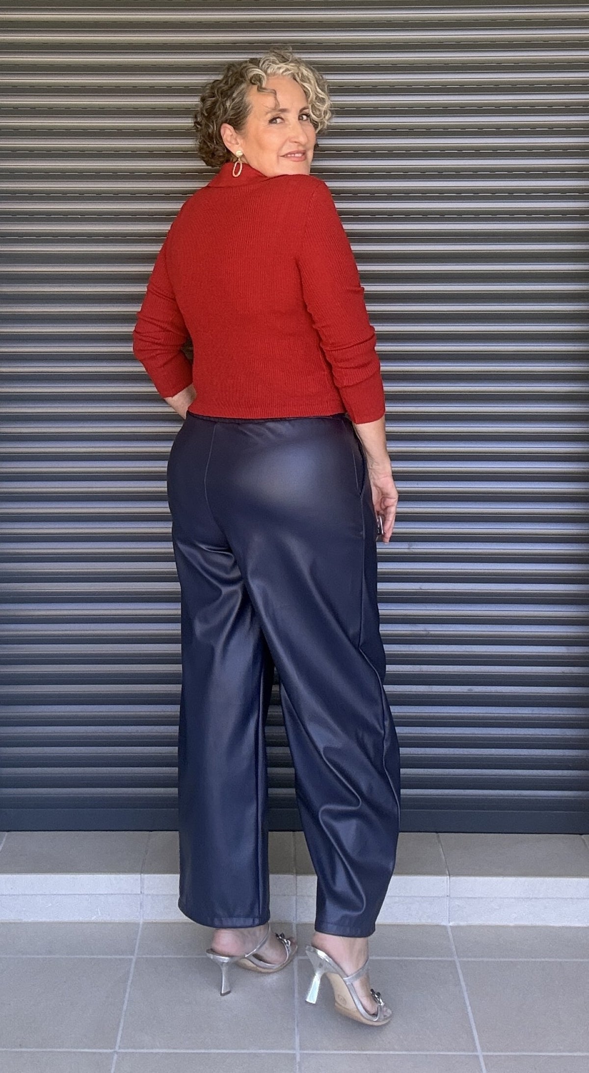 Pantalón ancho polipiel azul marino - look con rebeca burdeos trasera