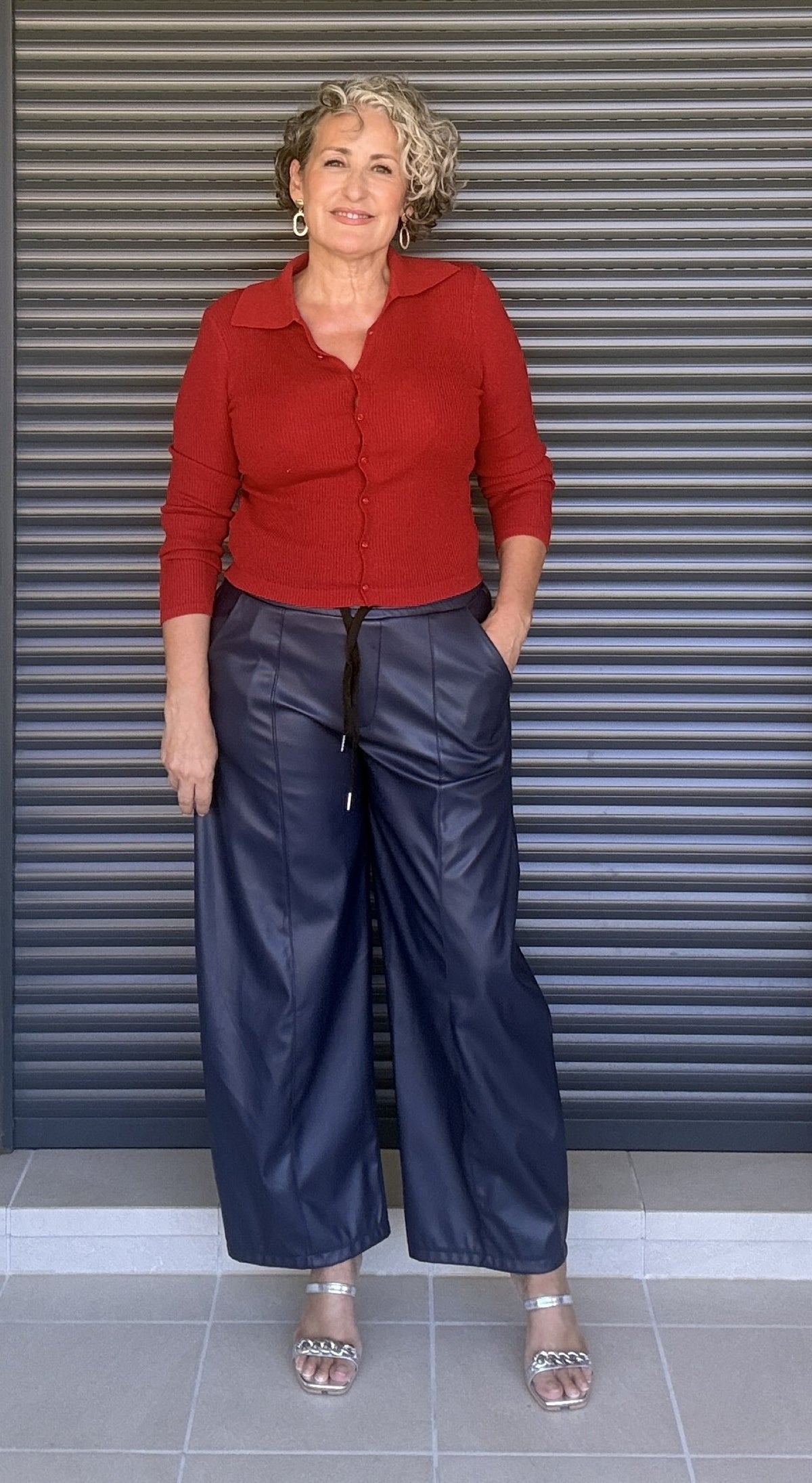 Pantalón ancho polipiel azul marino - look con rebeca burdeos frontal