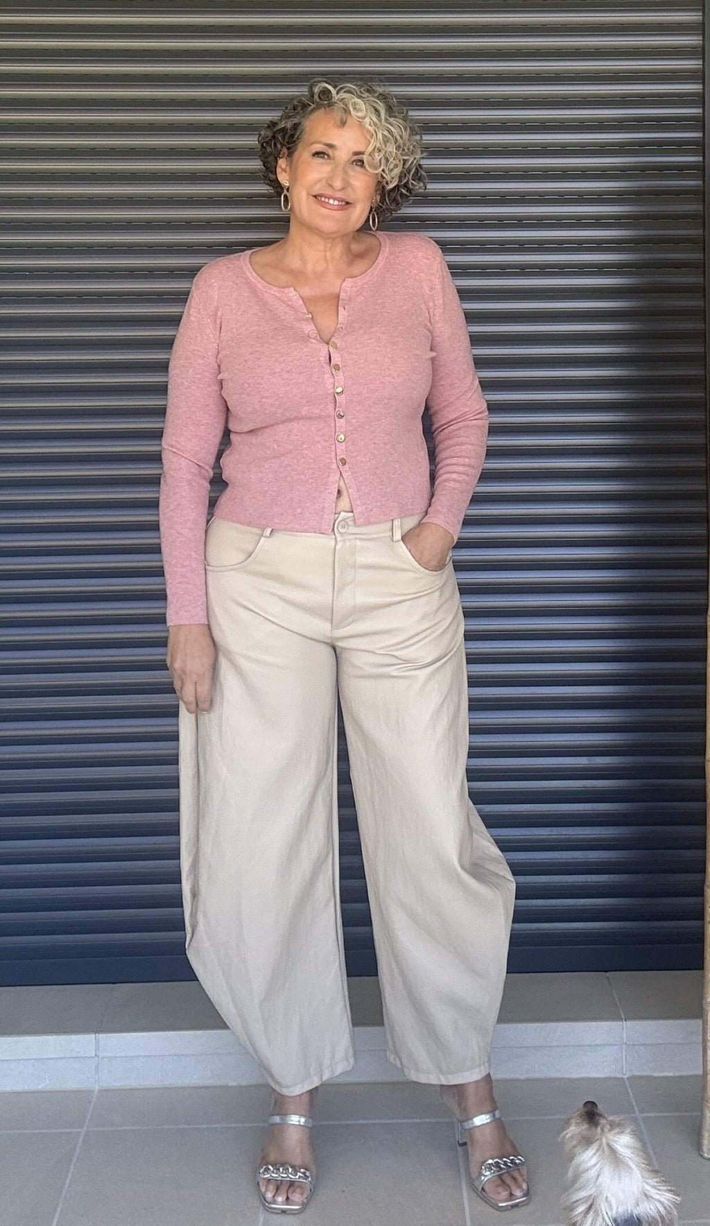Pantalón globo polipiel crema - look con rebeca rosa