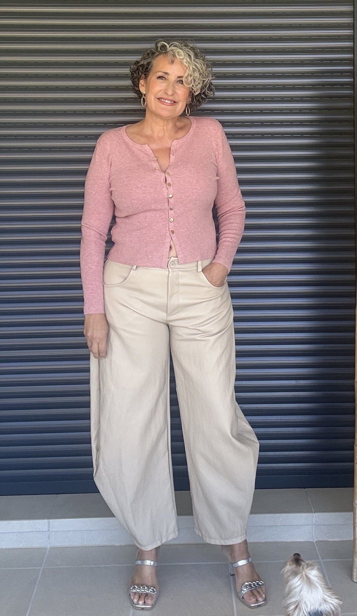 Pantalón globo polipiel crema - look con rebeca rosa