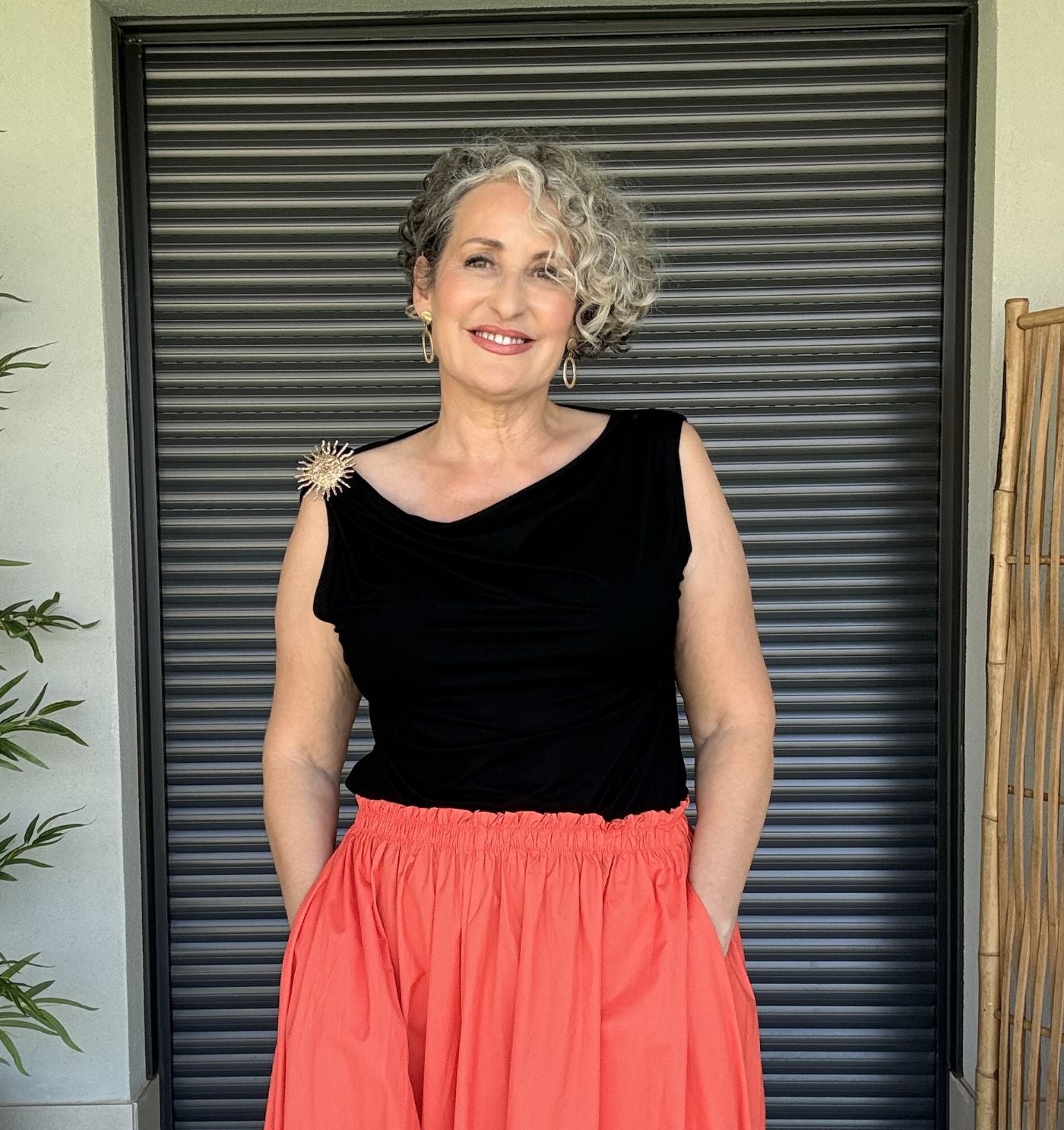 Top Negro con Detalle Dorado en Hombro