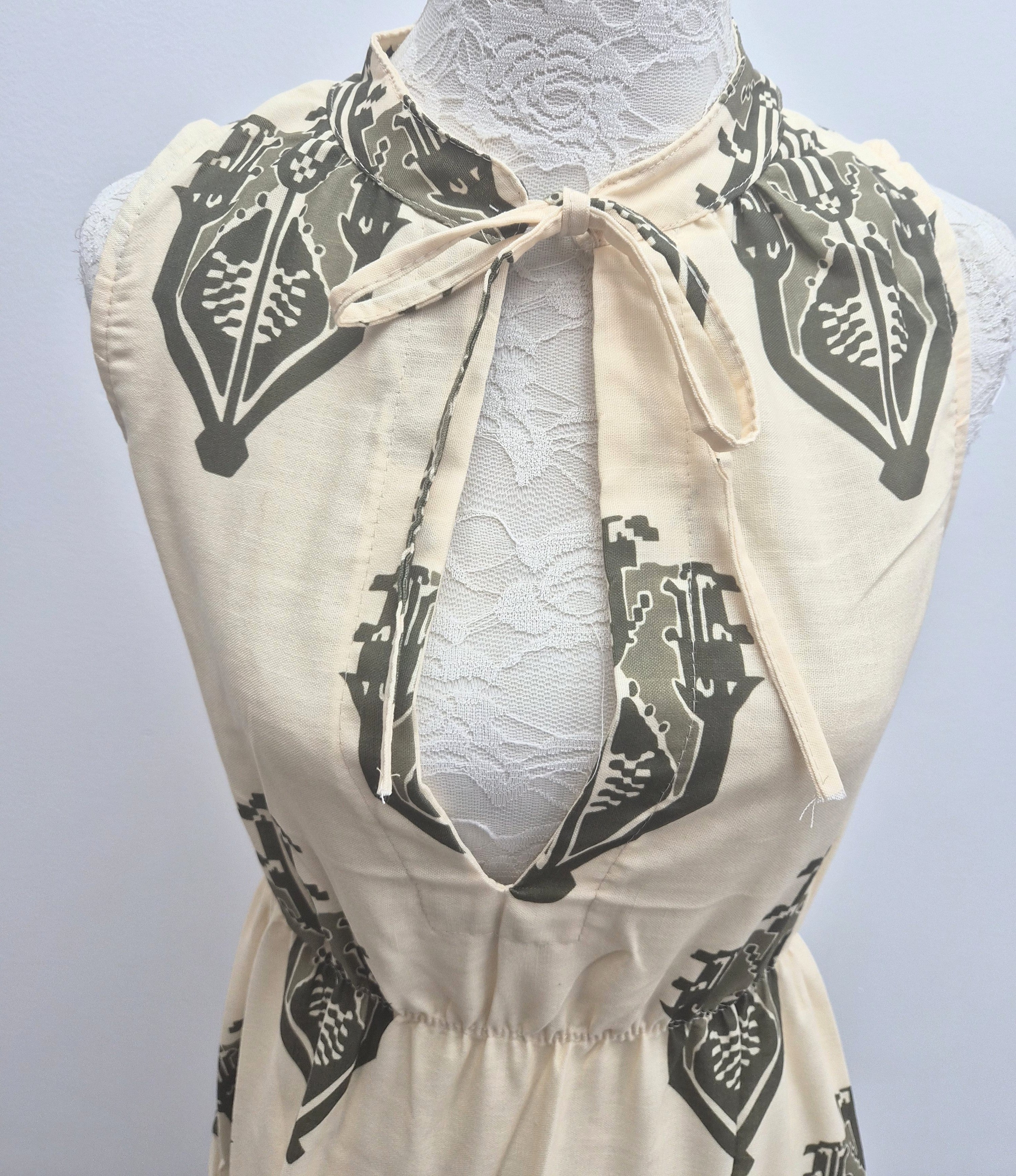 Robe longue imprimé ethnique avec nœud et décolleté goutte d'eau