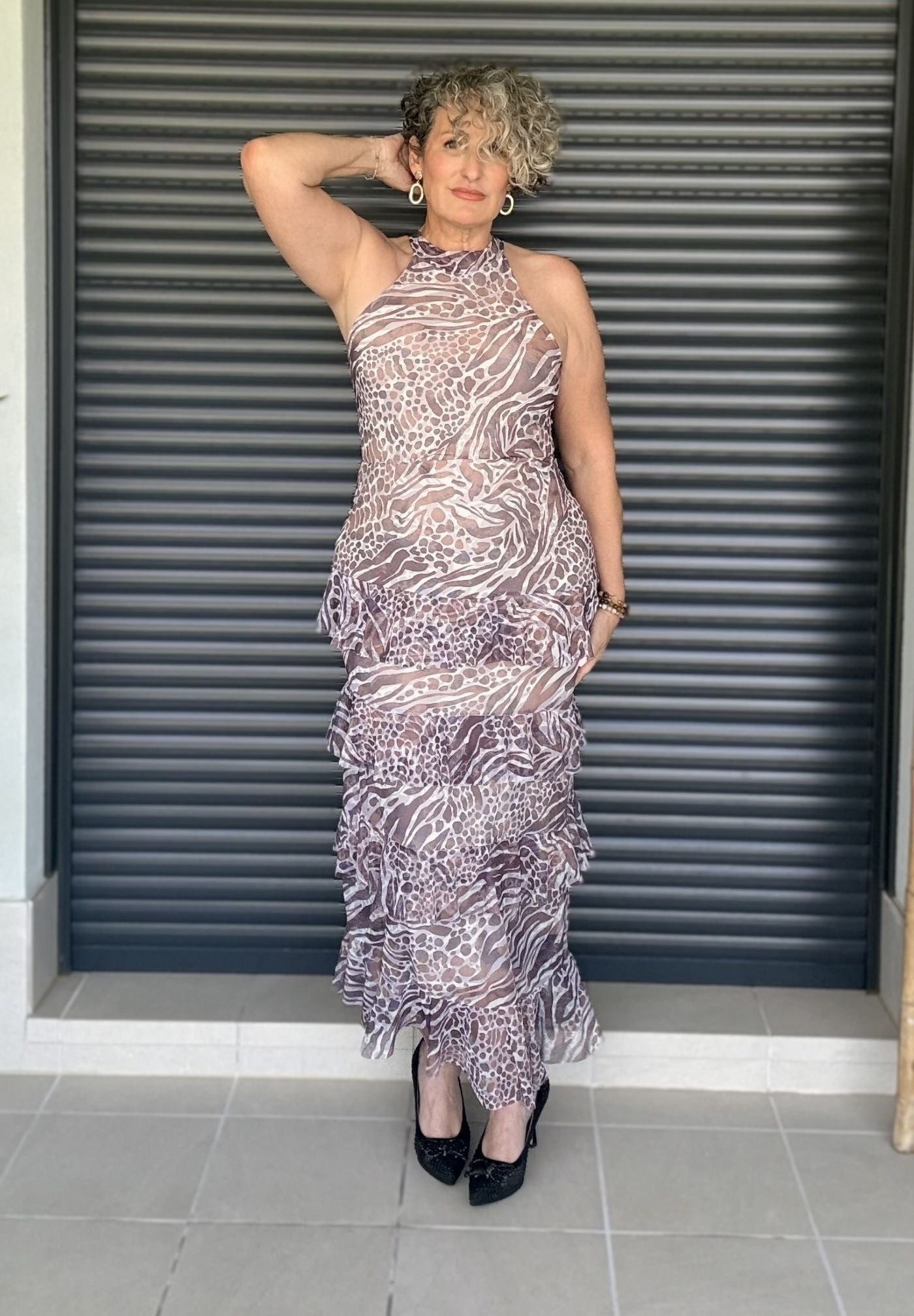 Vestido tul animal print malva y topo cuello halter con volantes