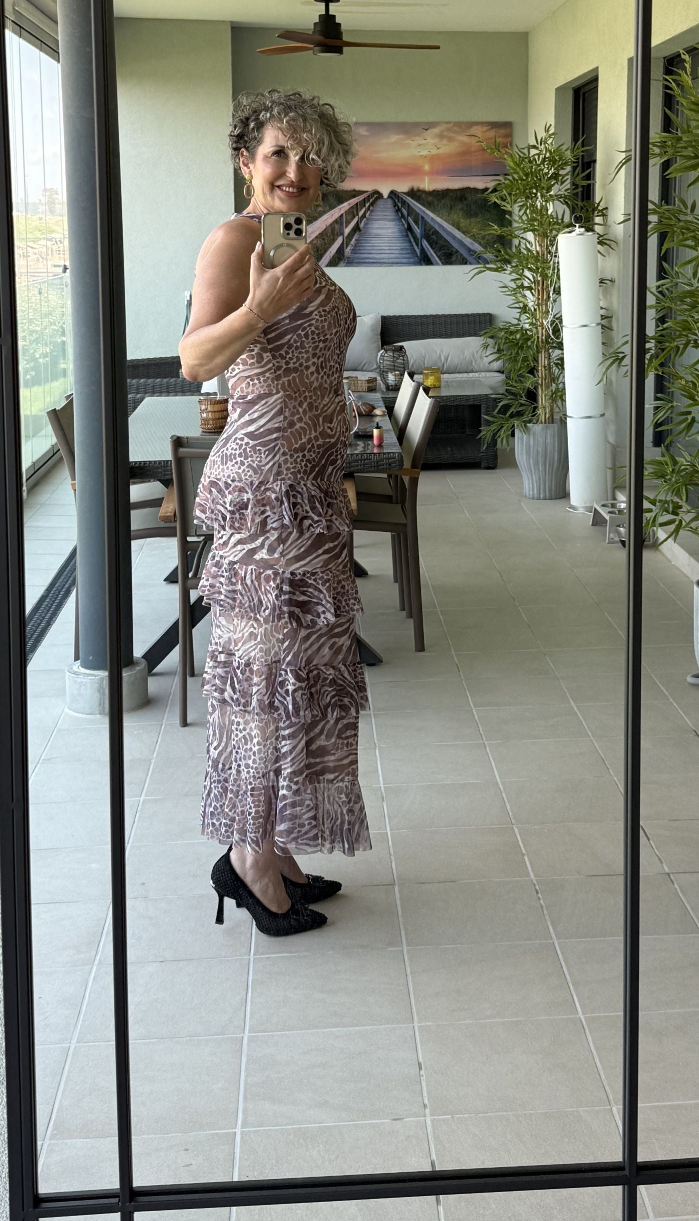 Vestido tul animal print malva y topo cuello halter con volantes